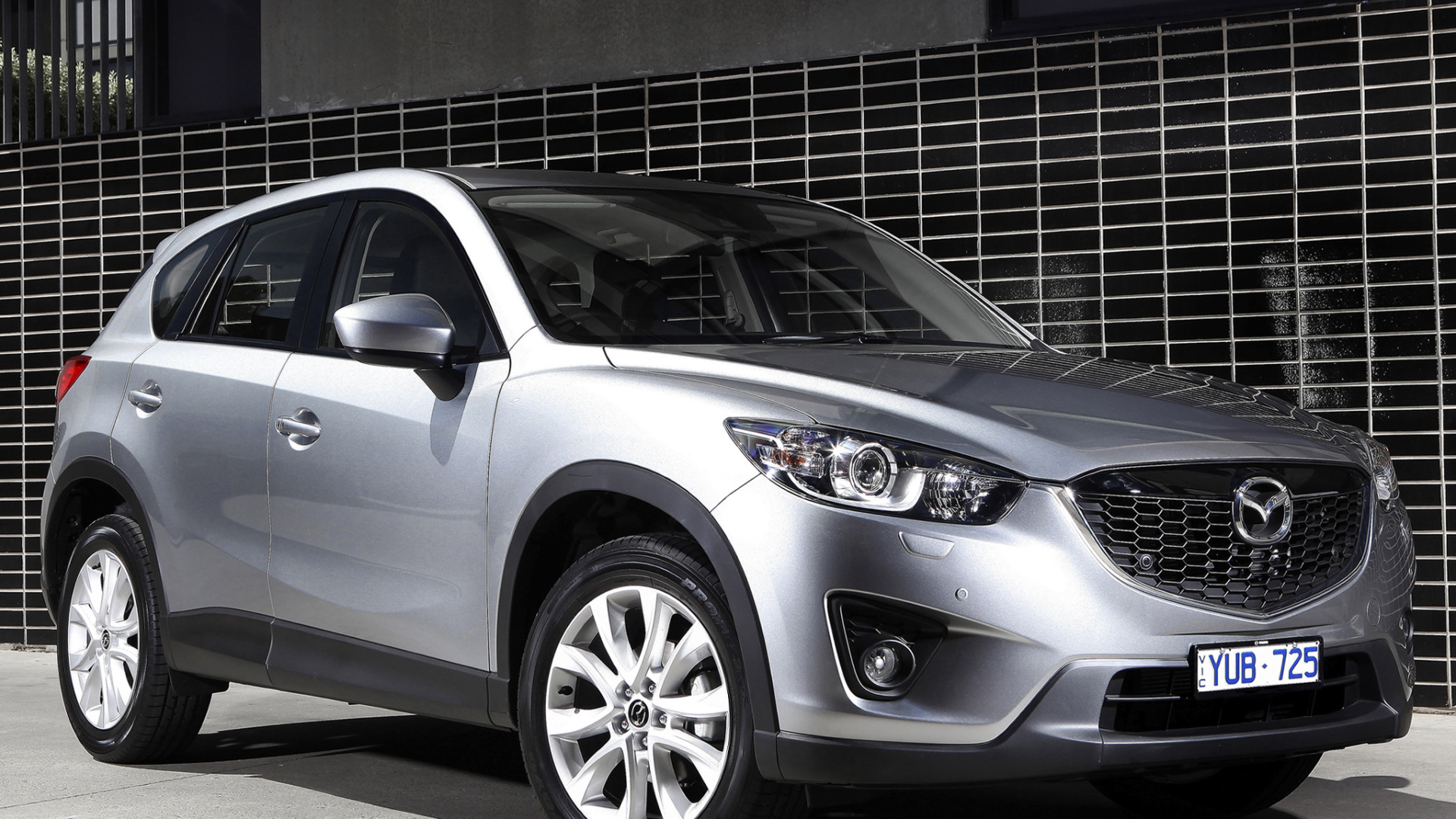 Красивый автомобиль Mazda CX 5