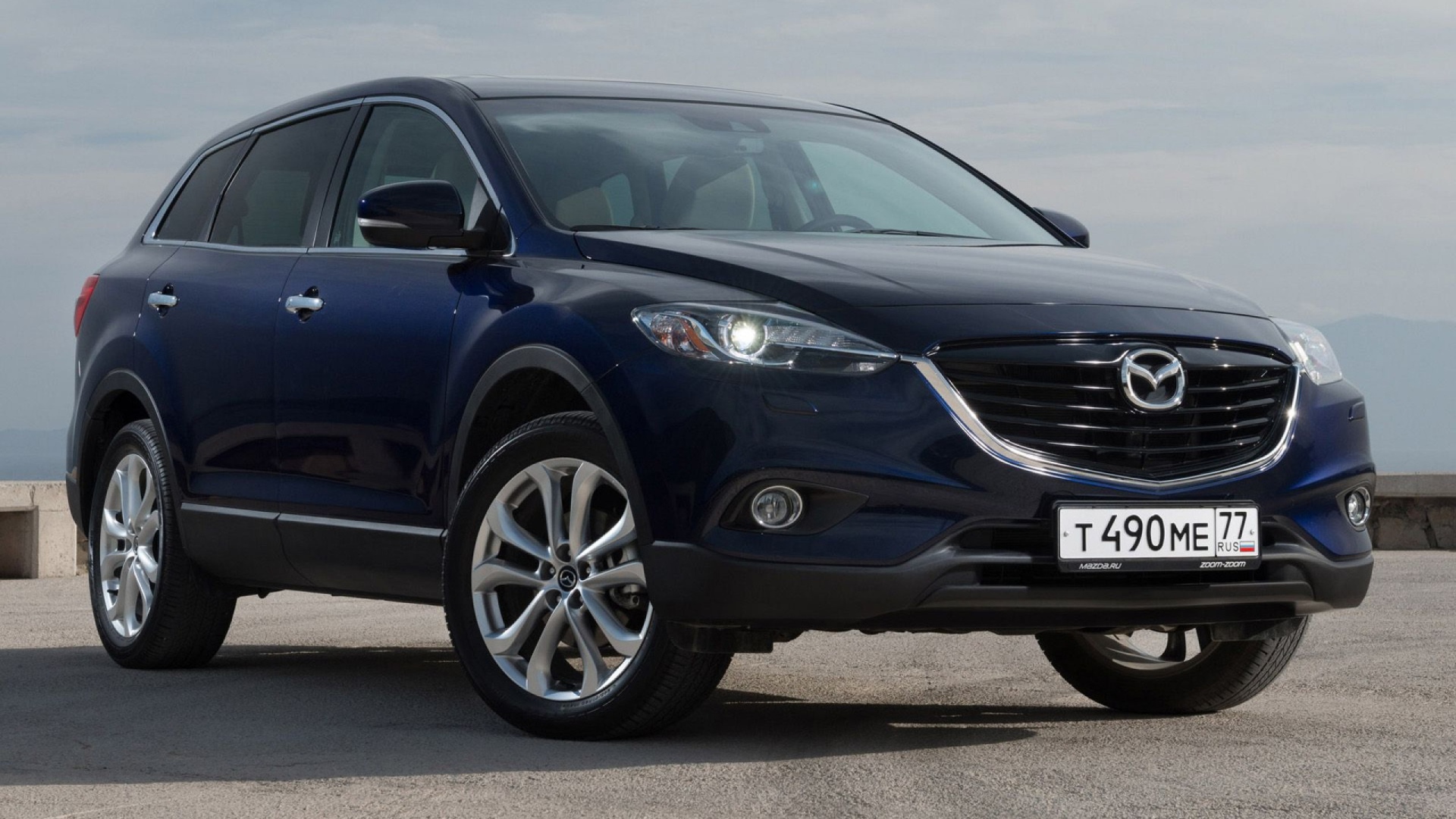 Красивый автомобиль Mazda CX 9 в Москве