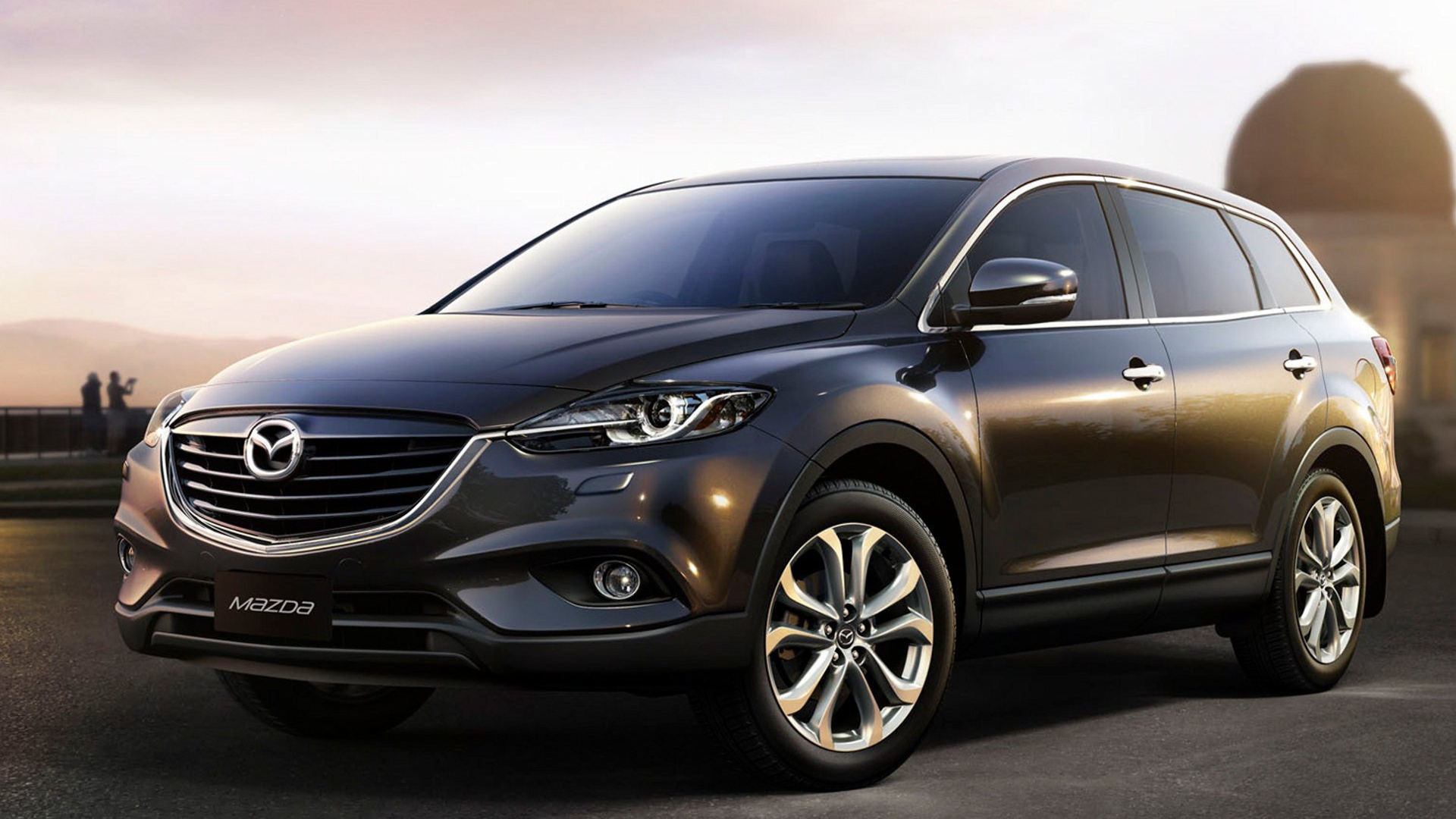 Автомобиль Mazda CX 9 на дороге