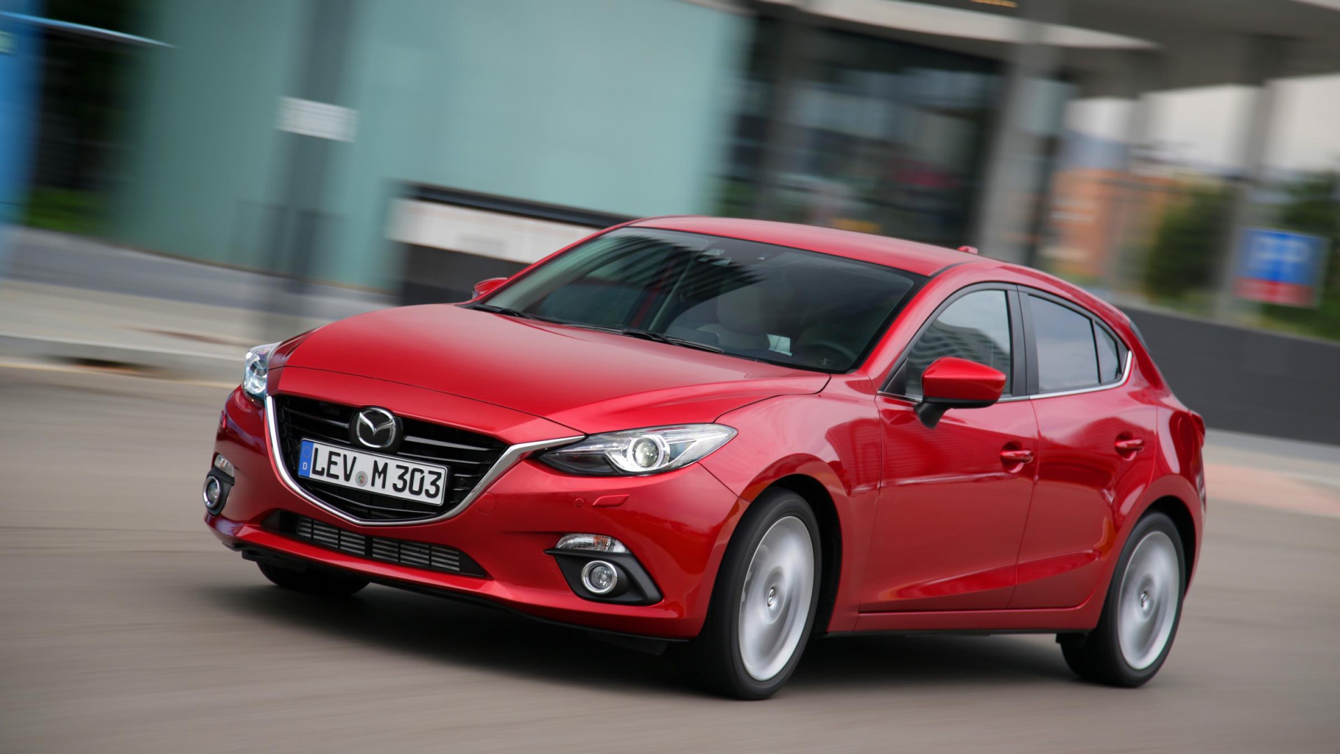 Автомобиль Mazda 3 2014 на дороге