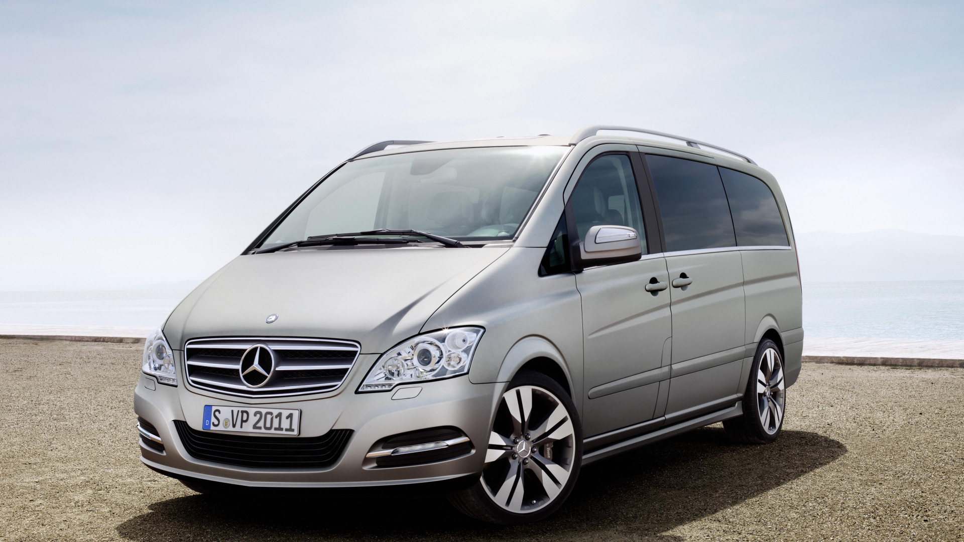 Автомобиль марки Mercedes модели V-Class 2014