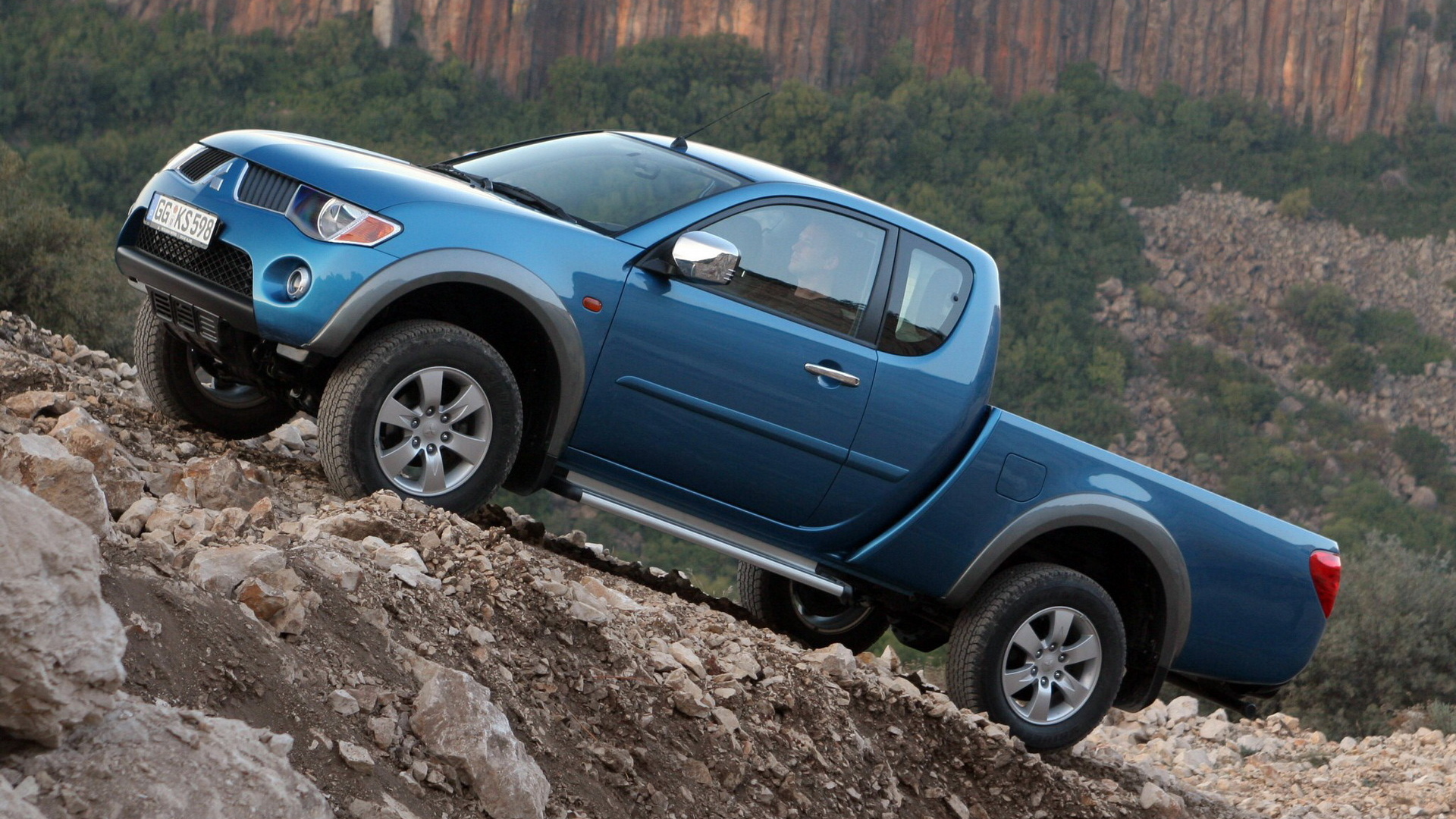 Автомобиль Mitsubishi L200 на дороге