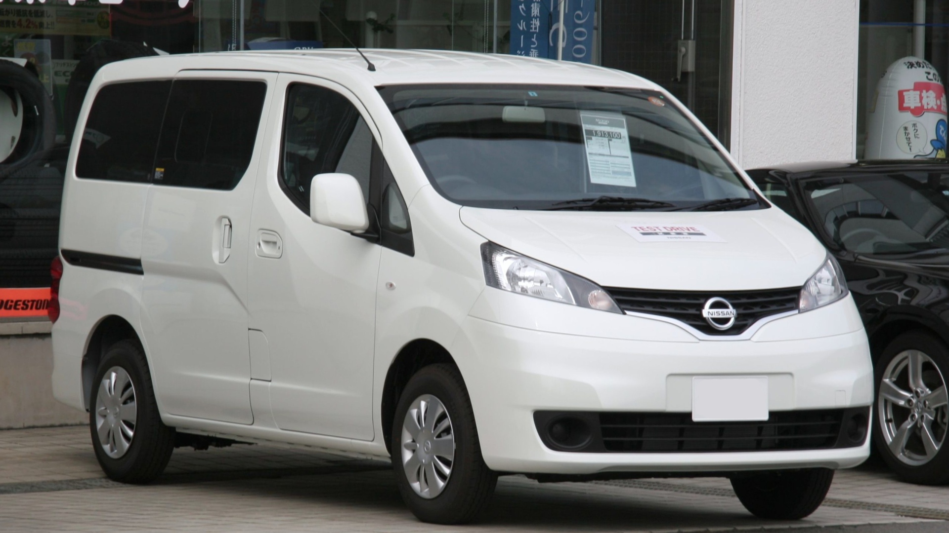 Автомобиль марки Nissan модели NV200