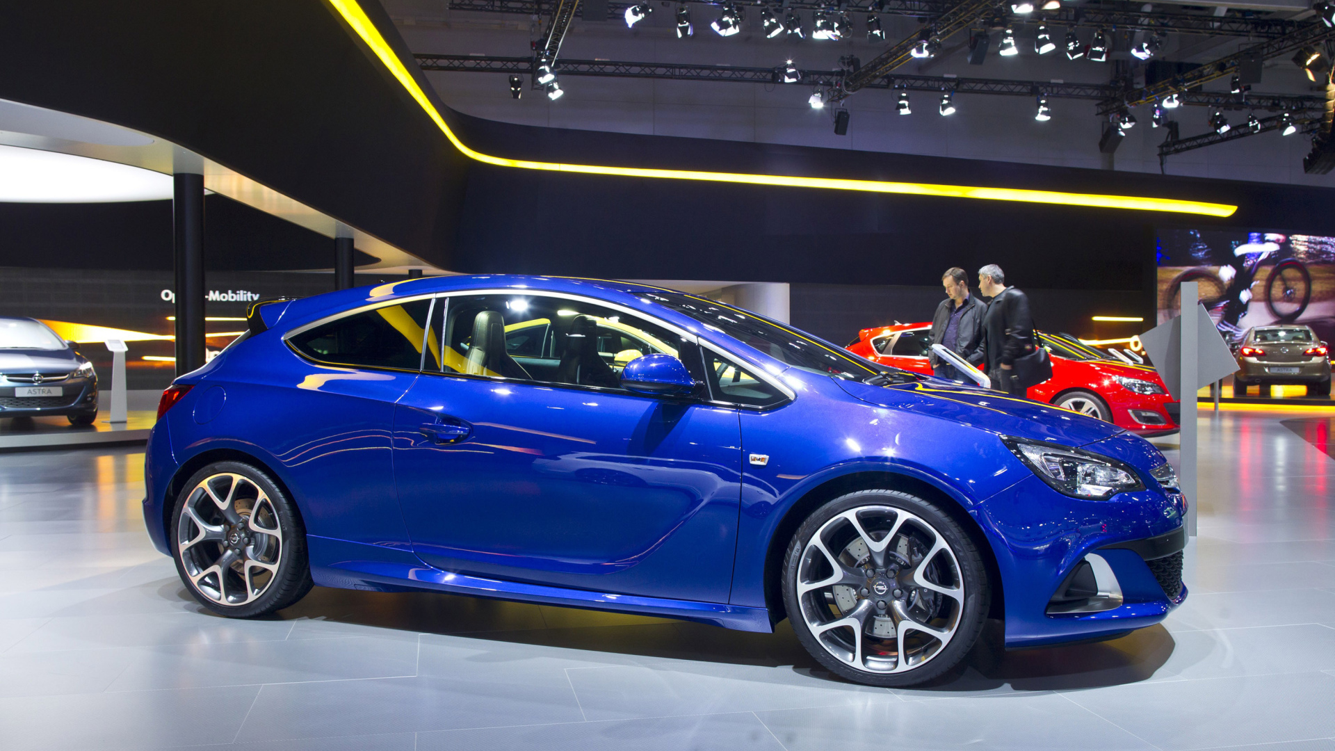 Красивый автомобиль Opel Astra GTC 2014 в Москве