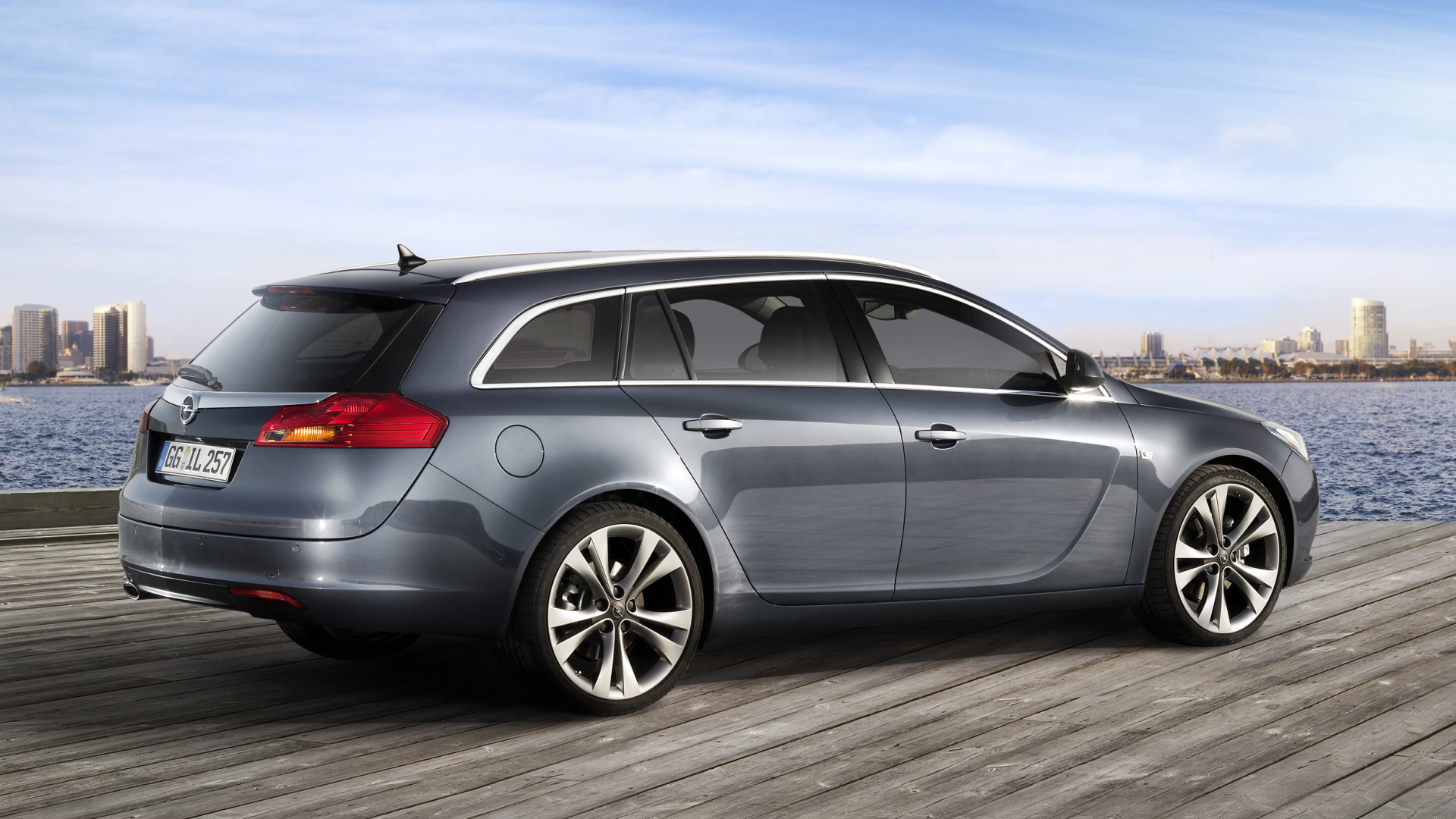 Красивый автомобиль Opel Insignia