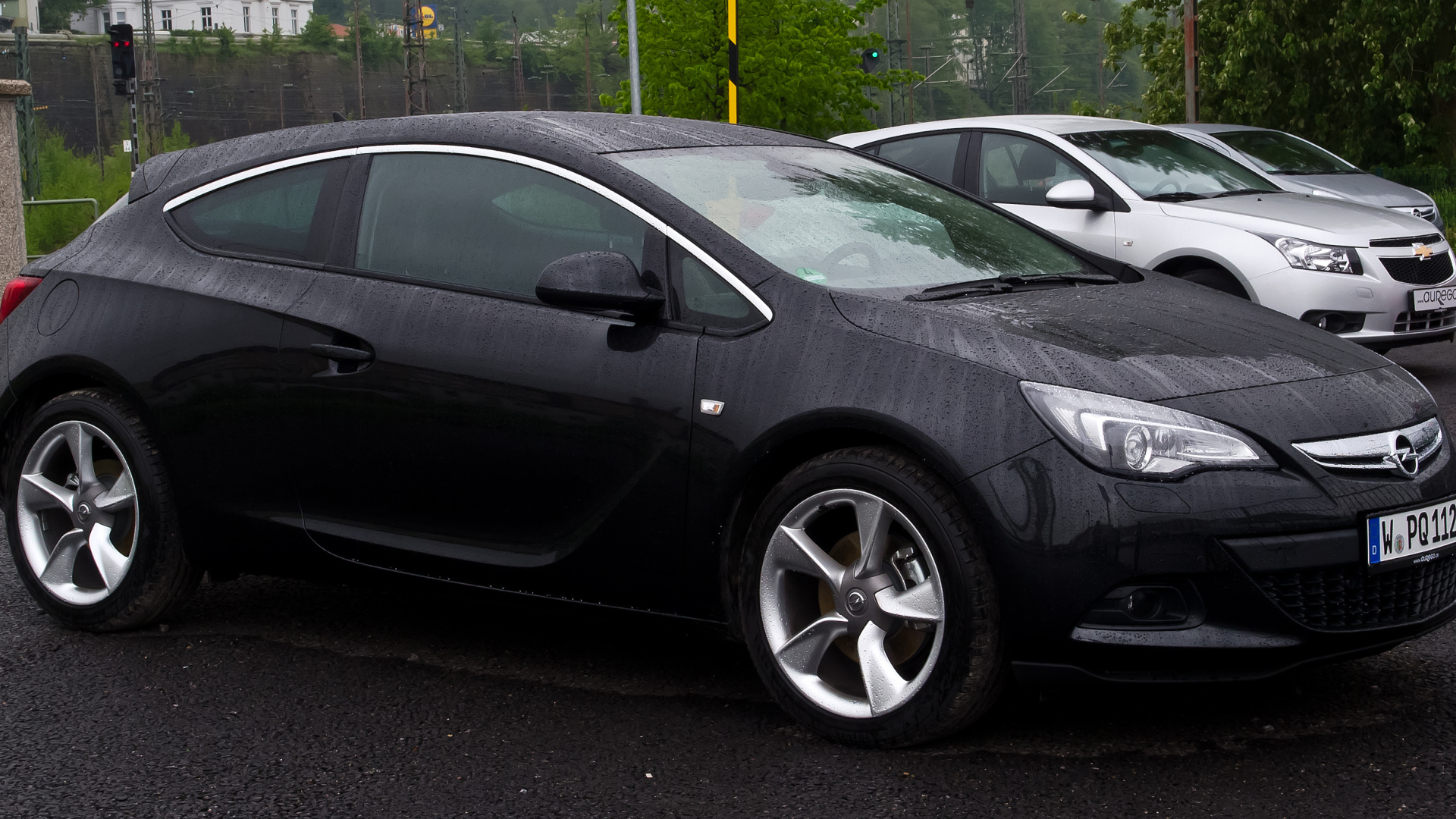 Автомобиль Opel Astra GTC на дороге