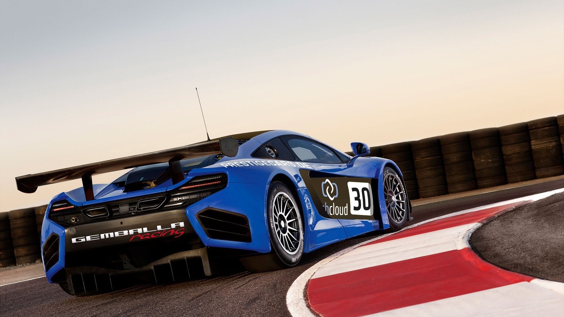 Суперавтомобиль на повороте