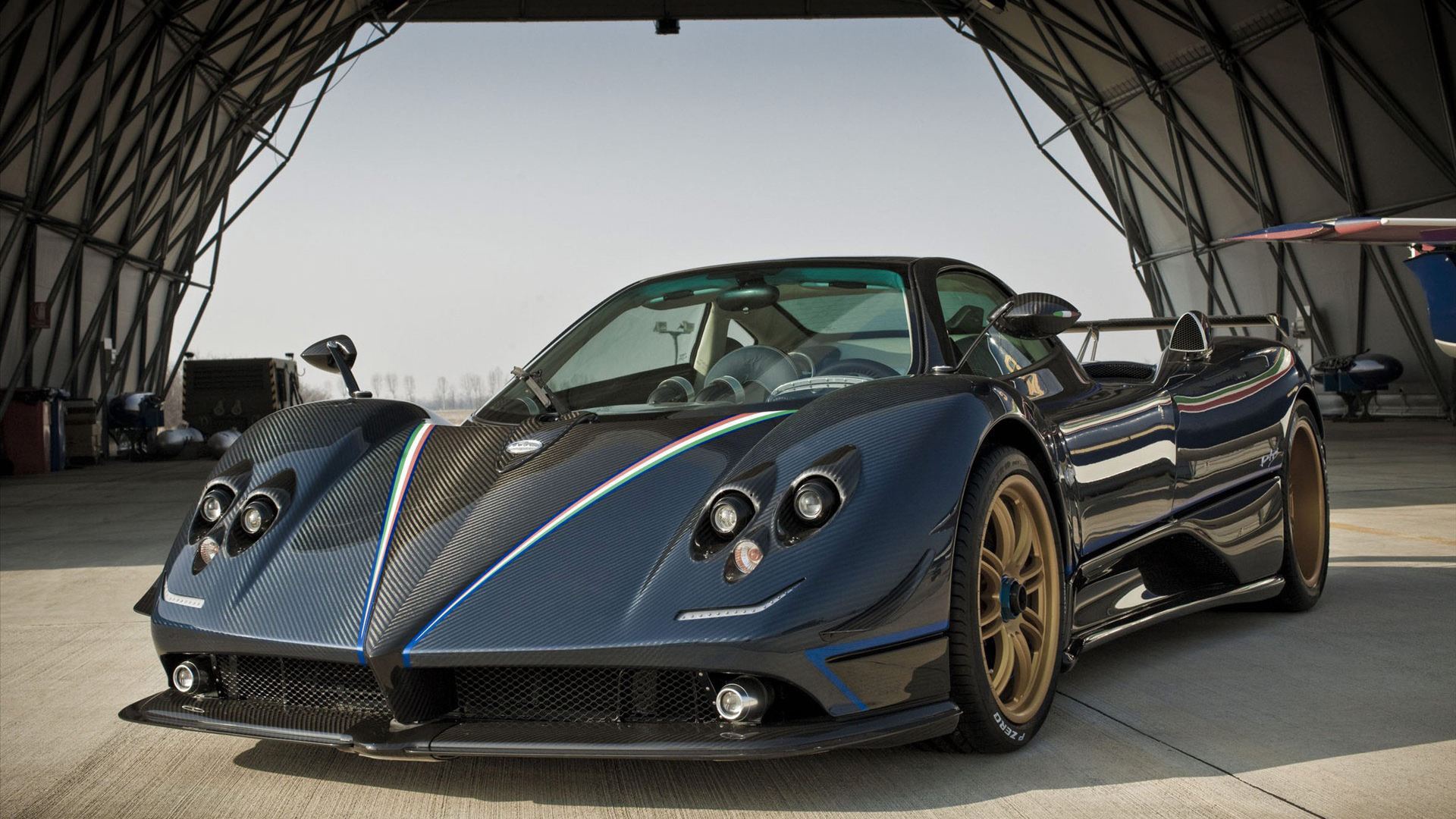 Красивый автомобиль Pagani Zonda