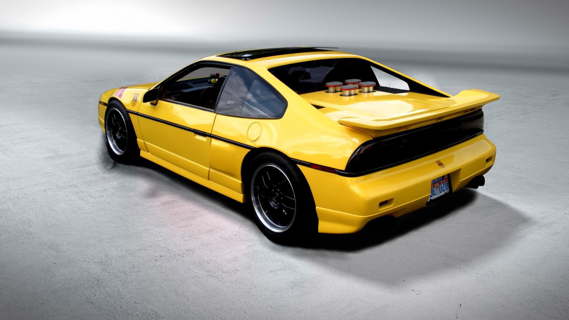 Красивый автомобиль Pontiac Fiero в Москве