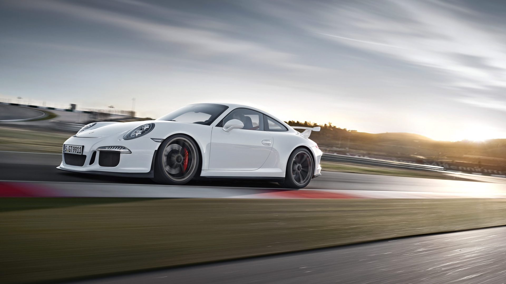 Красивый автомобиль Porsche 911 Turbo 2014  в Москве