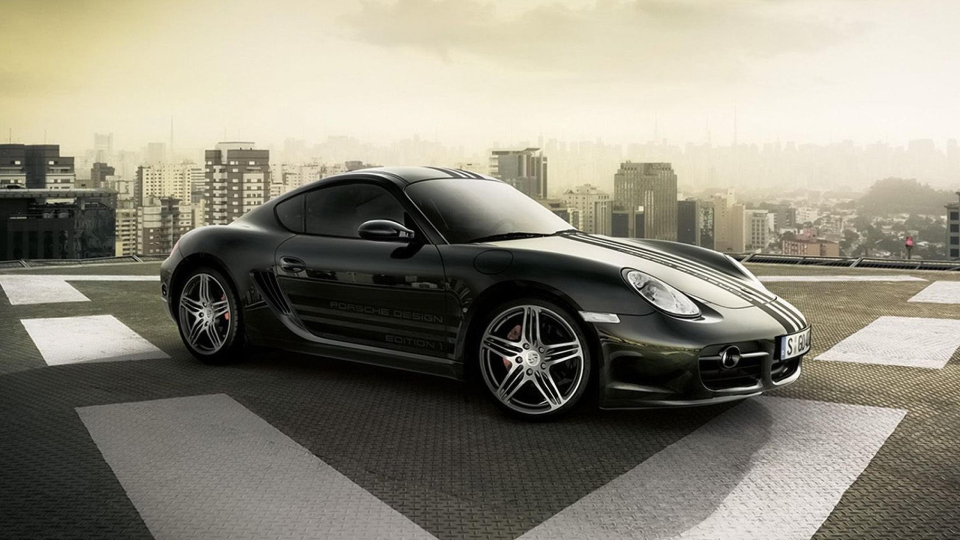 Порш Кайман на вертолетной площадке