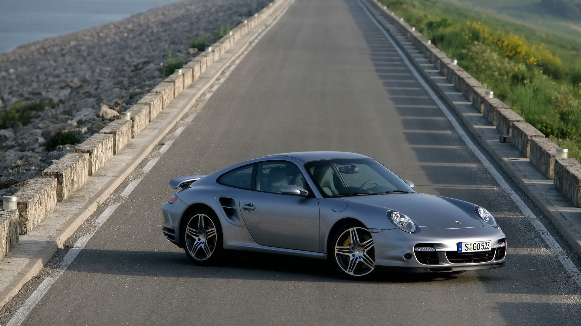 Серебристый Порш 911