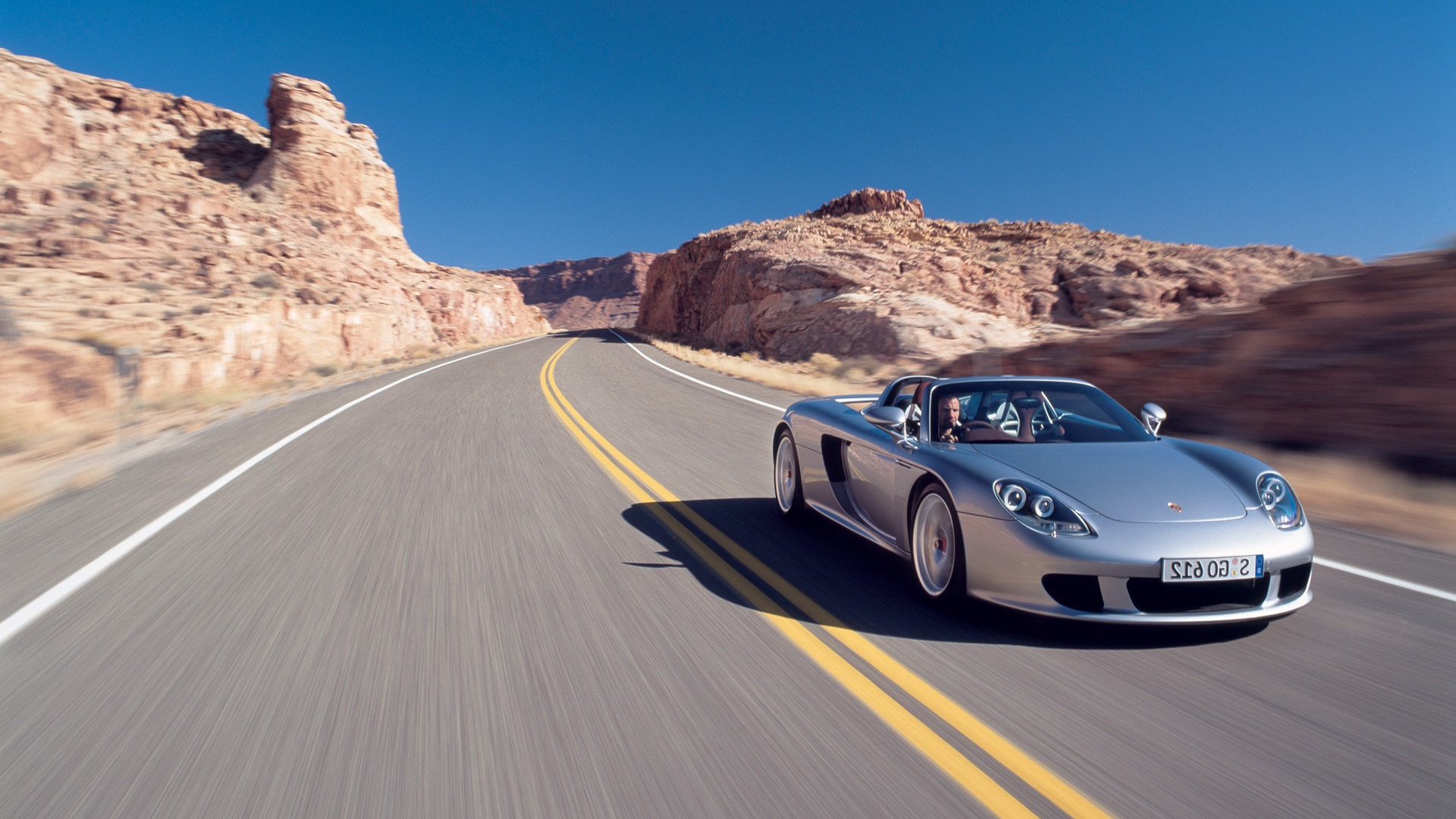 Серебристый Порш в действии