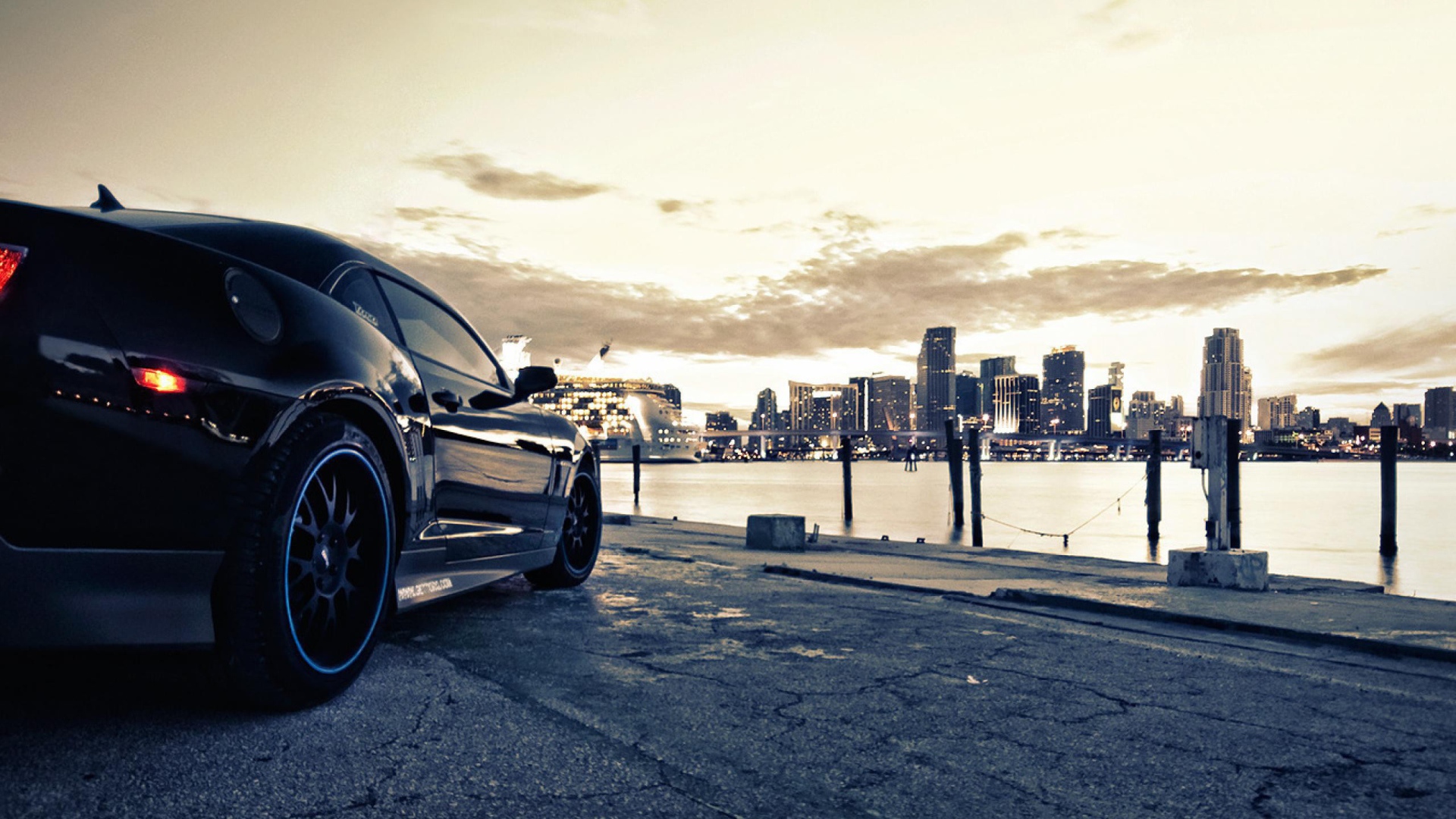 Спортивный автомобиль на фоне города