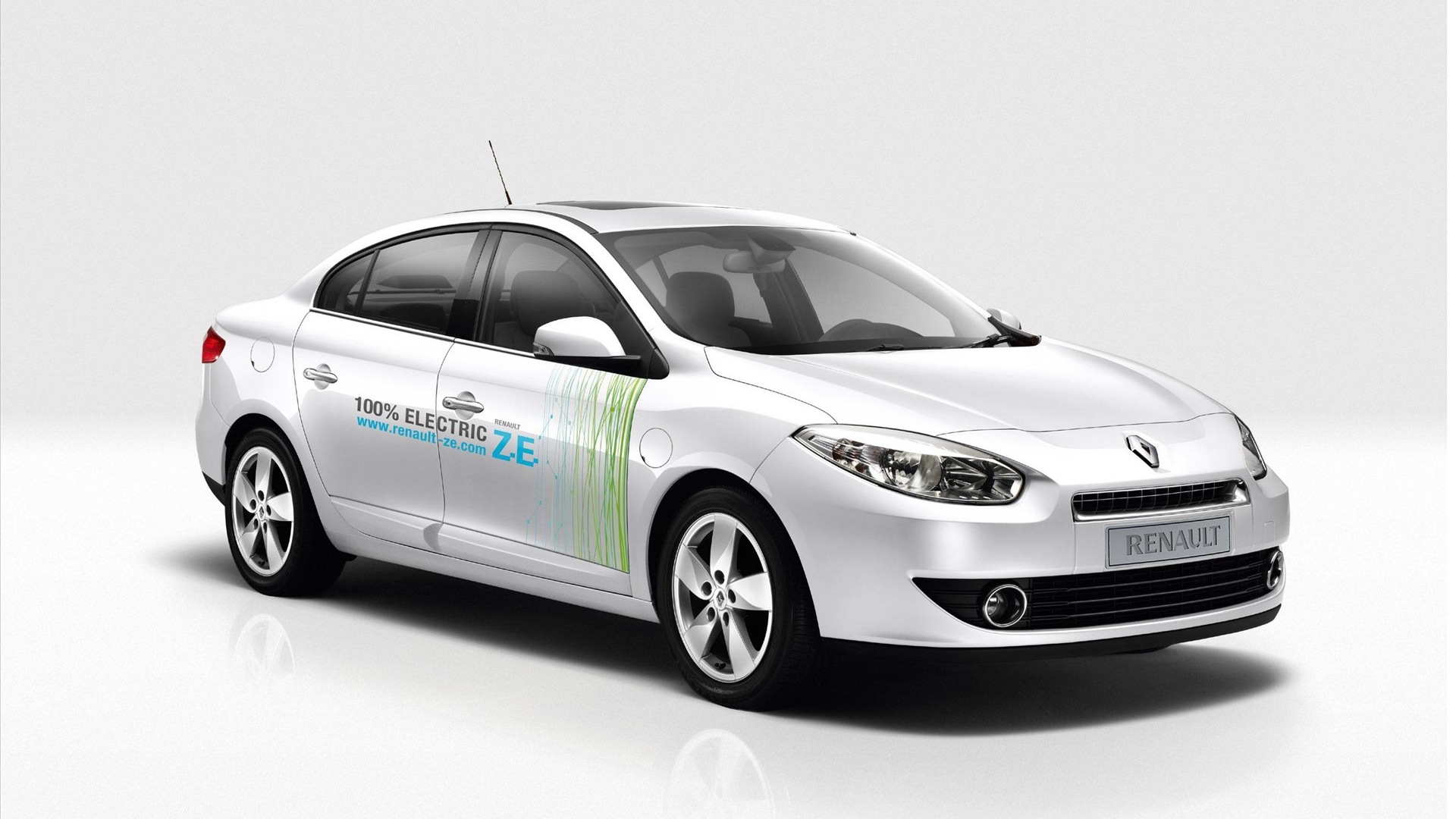 Красивый автомобиль Renault Fluence в Москве