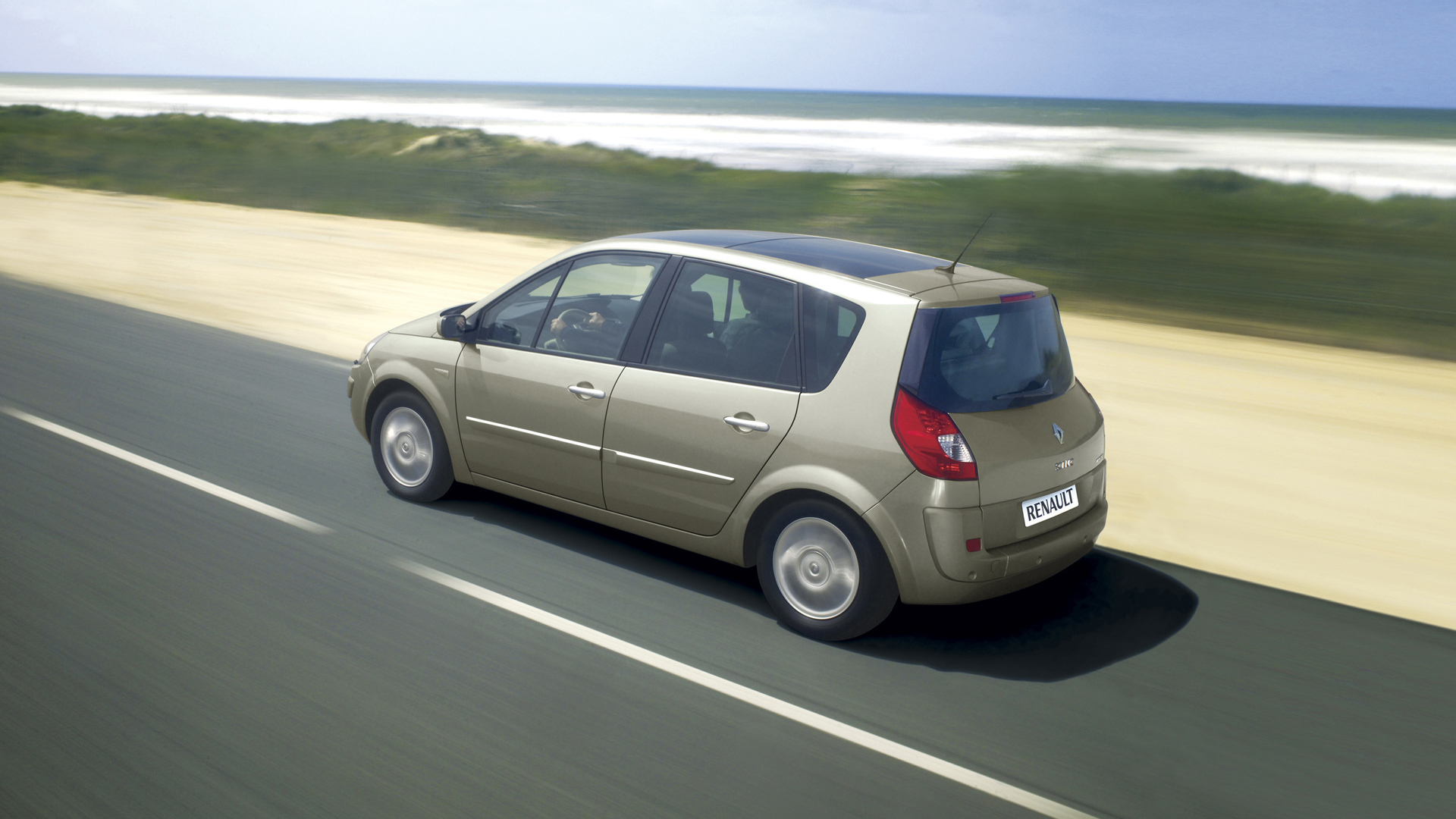 Красивый автомобиль Renault Scenic в Москве