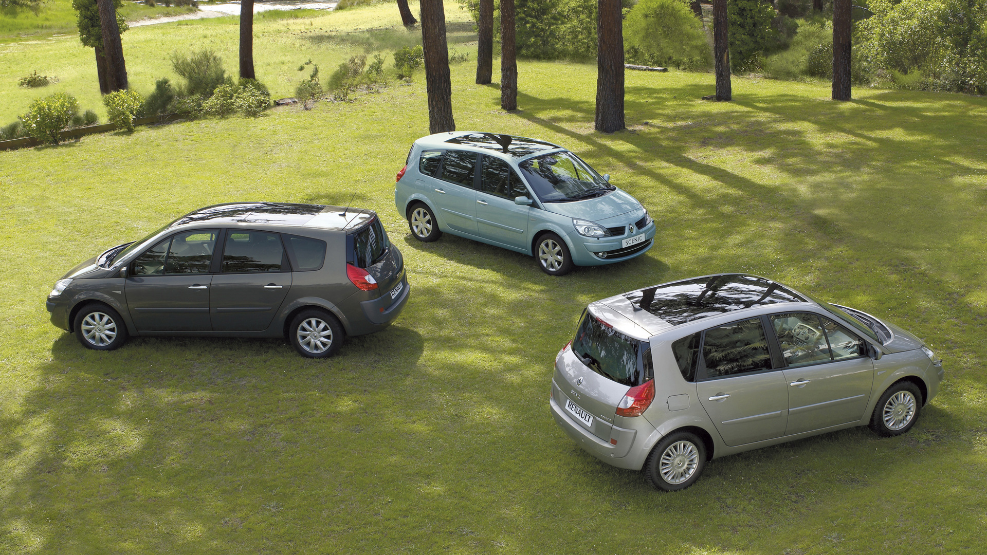 Автомобиль марки Renault модели Scenic