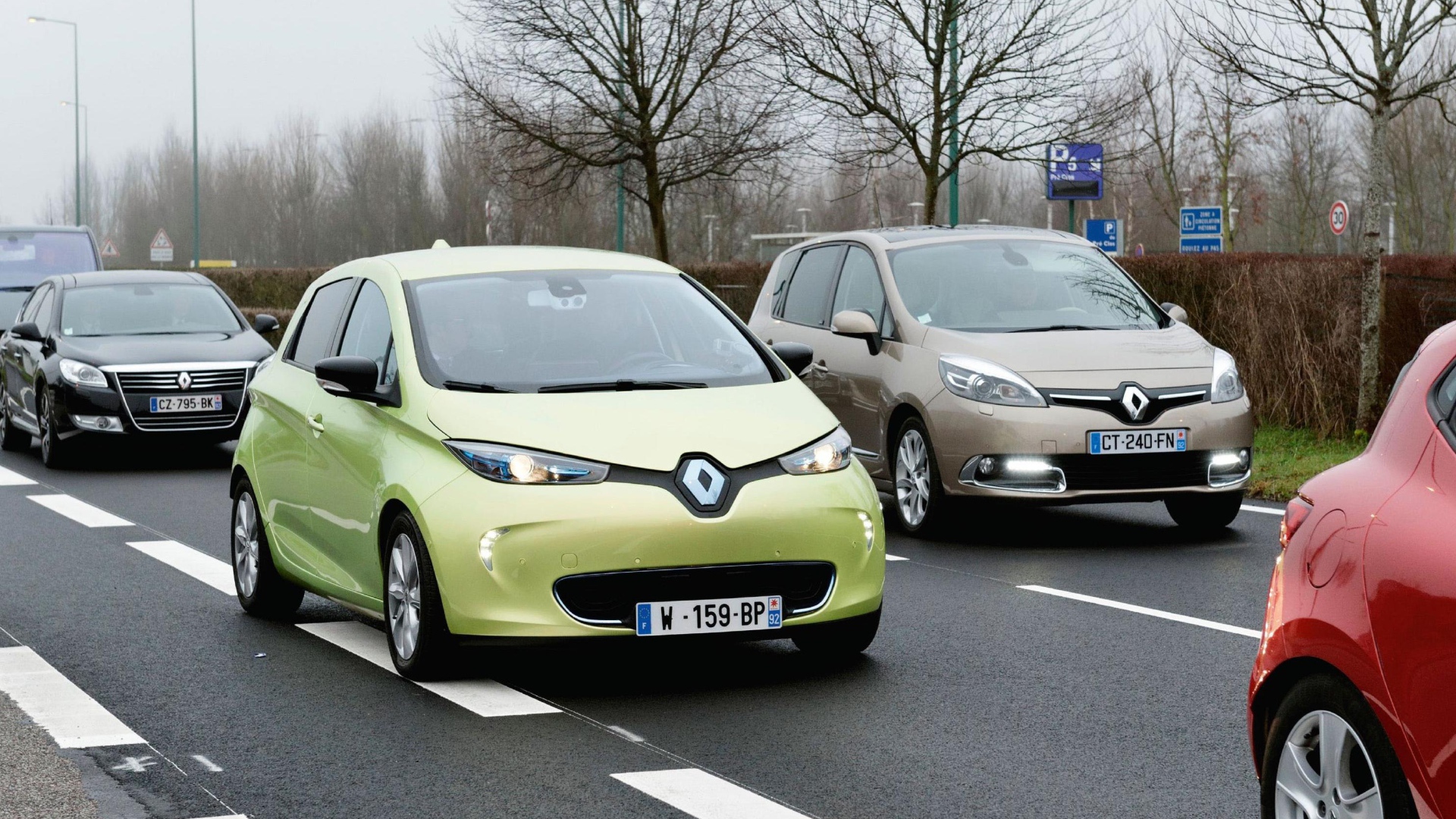 Автомобиль Renault Next Two 2014 на дороге