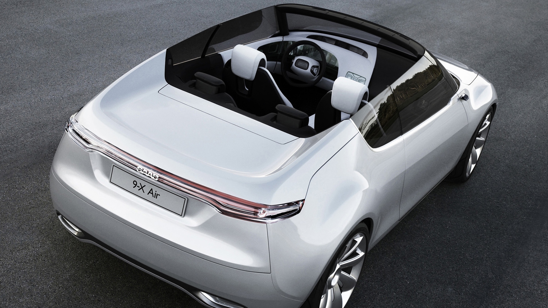 Автомобиль Saab 9000 на дороге