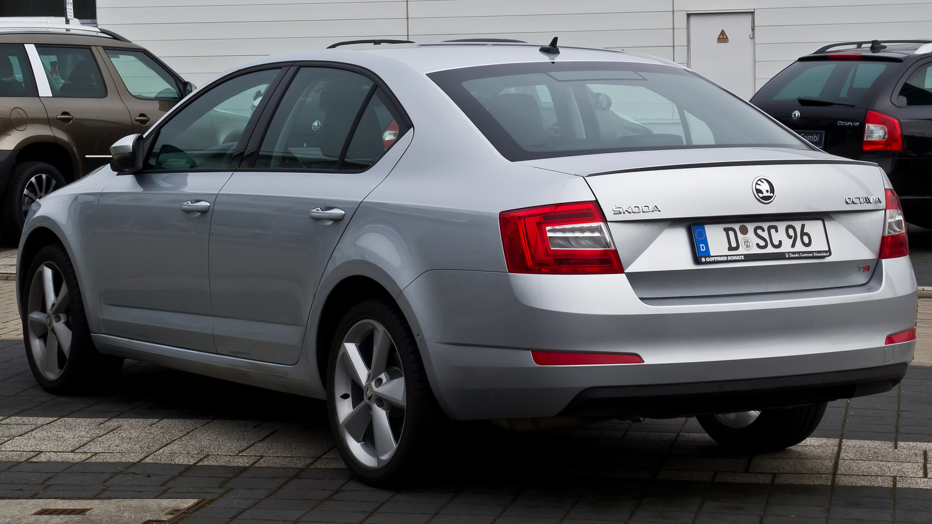 Автомобиль Skoda Octavia 2013 на дороге