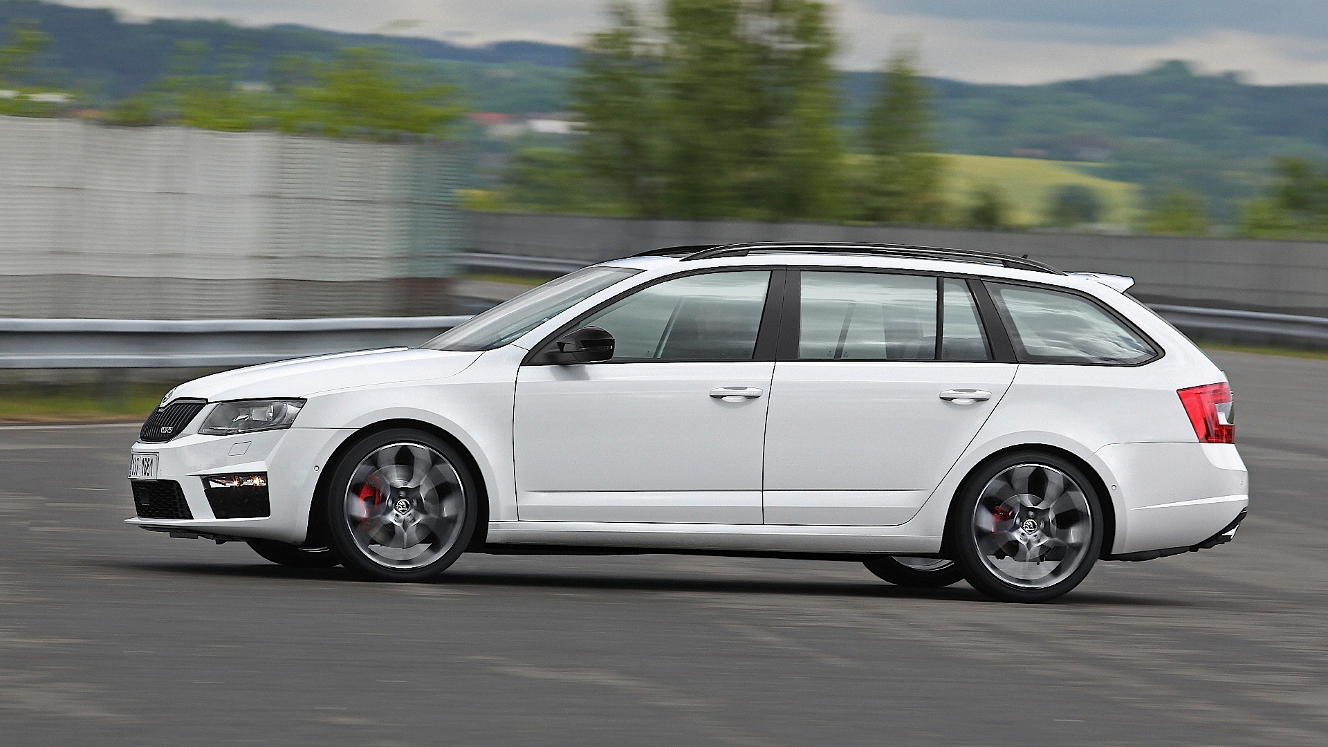 Красивый автомобиль Skoda Octavia 2013