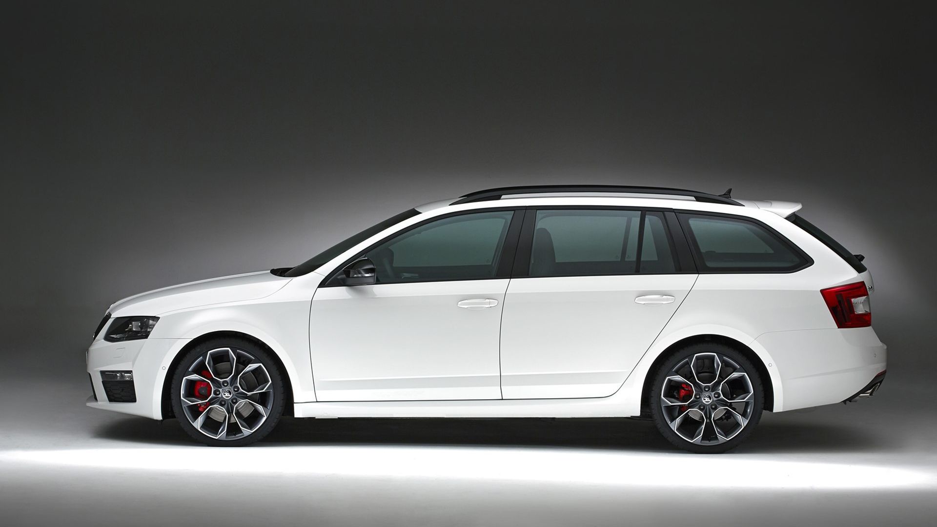 Красивый автомобиль Skoda Octavia 2014