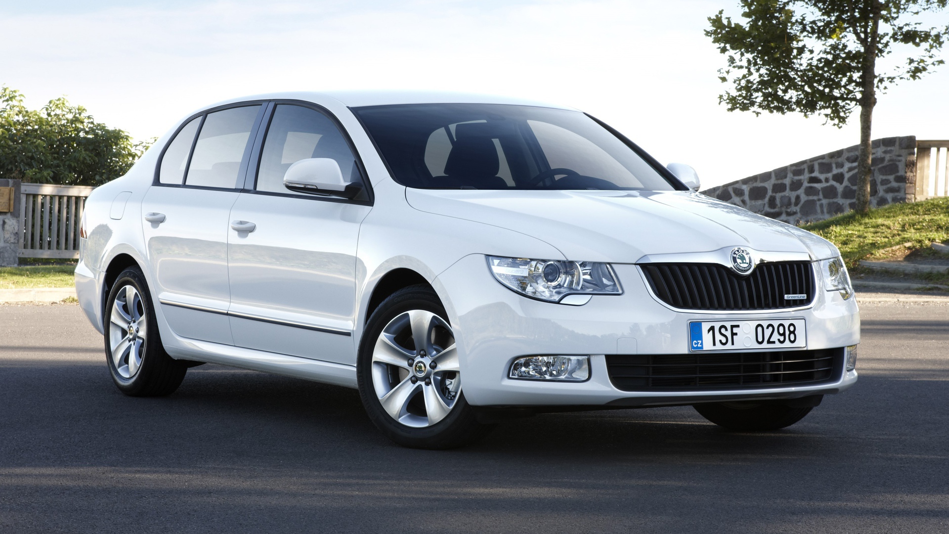 Красивый автомобиль Skoda Octavia Scout 2014