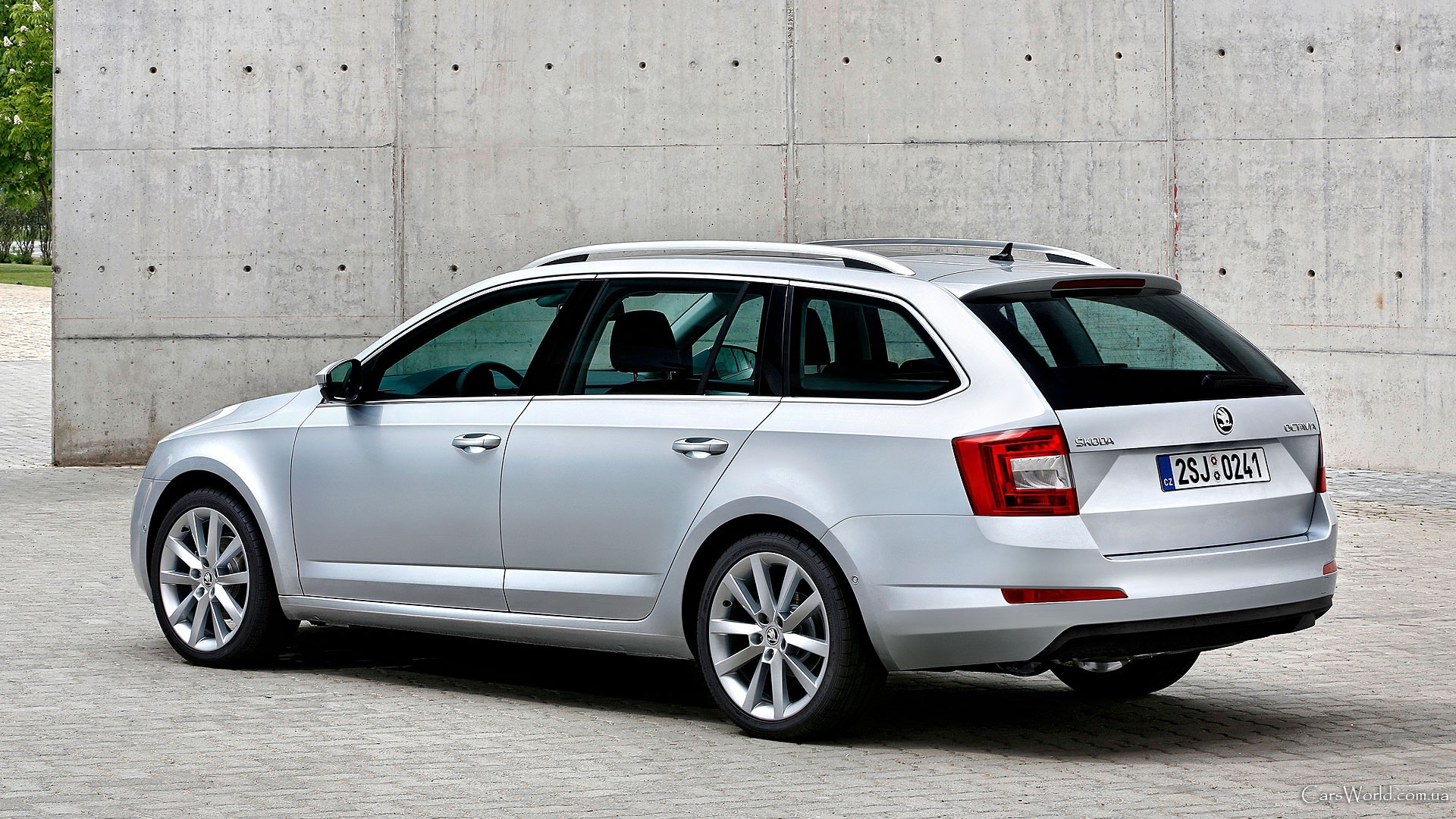 Красивый автомобиль Skoda Octavia Scout 2014 в Москве