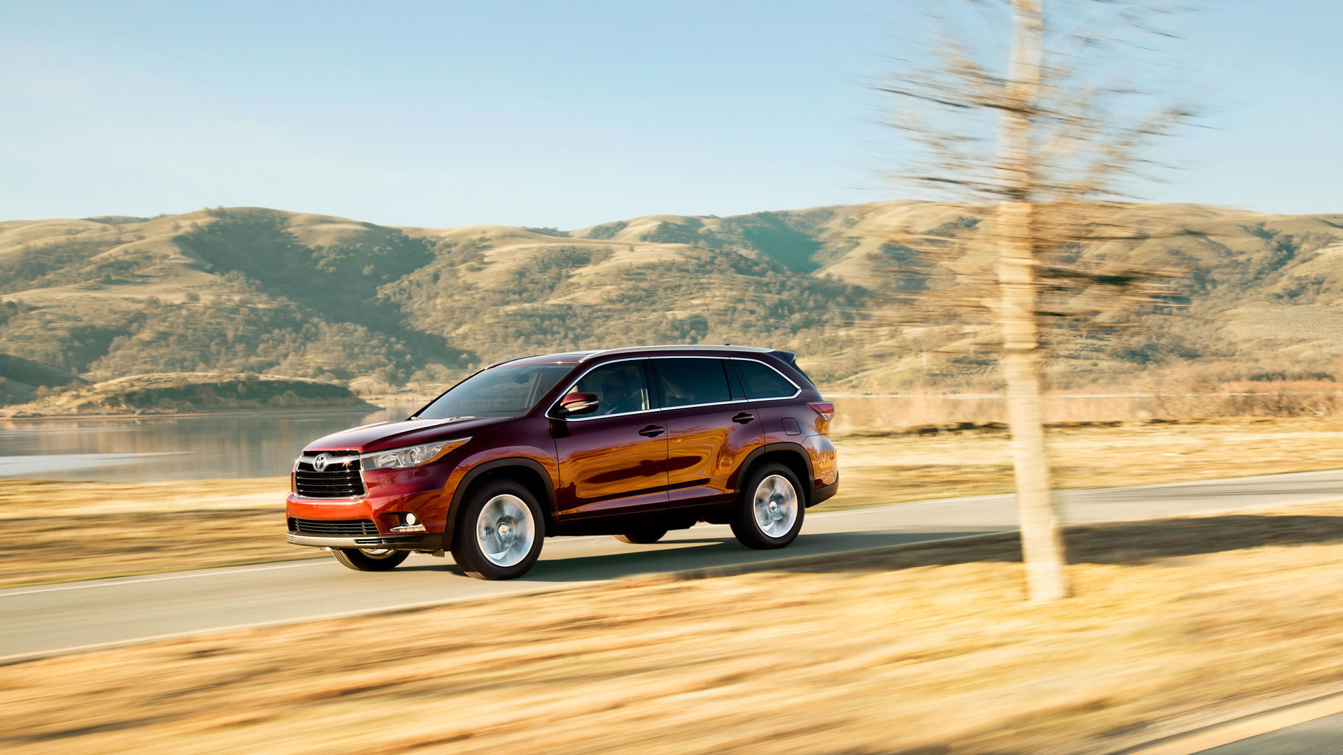 Красивый автомобиль Toyota Highlander 2014