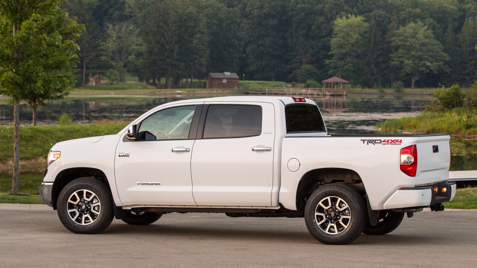 Красивый автомобиль Toyota Tundra 2014 в Москве