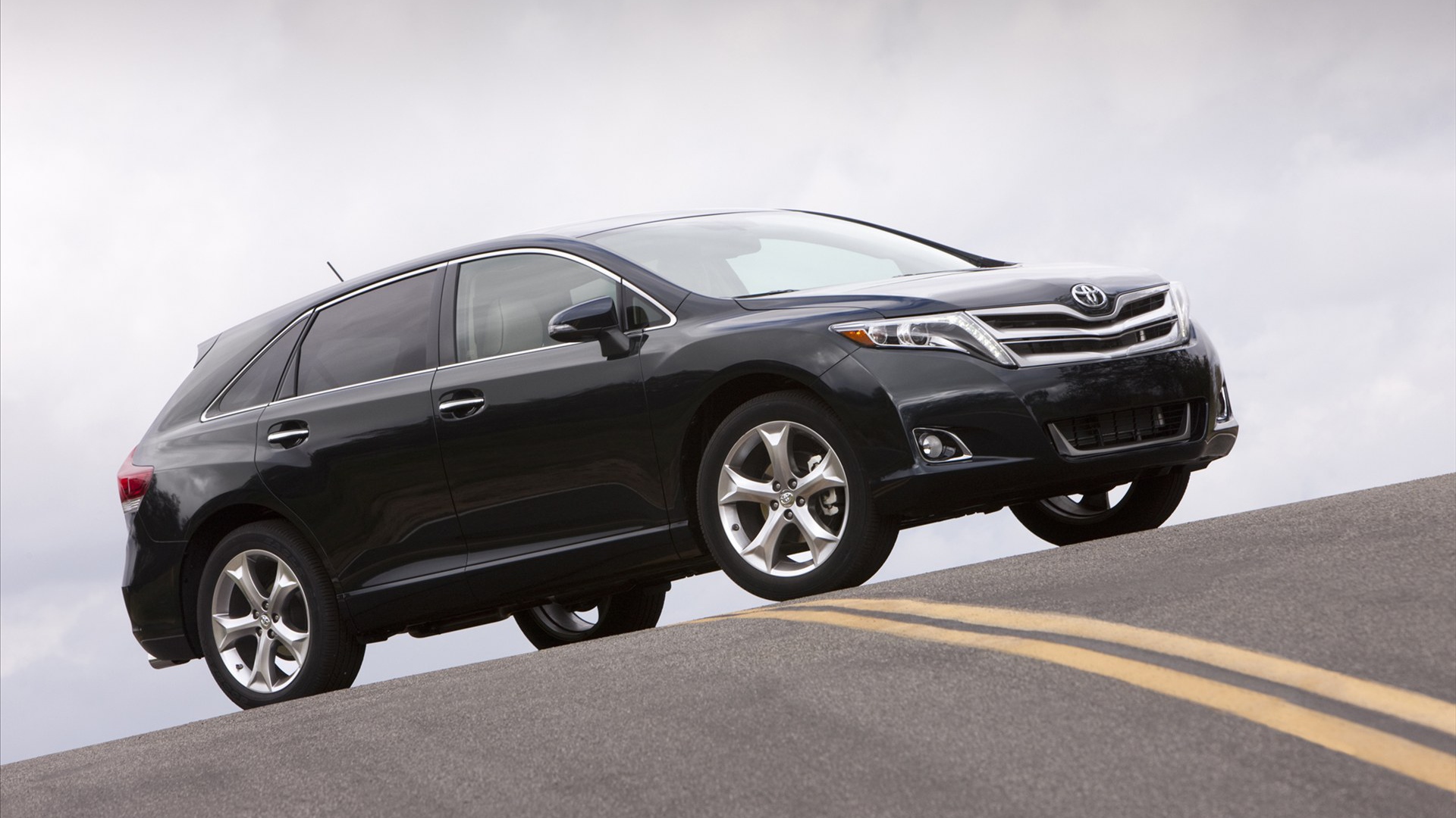 Красивый автомобиль Toyota Venza