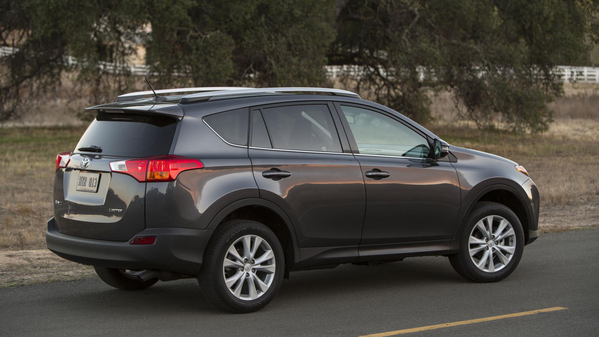 Автомобиль Toyota RAV4 на дороге