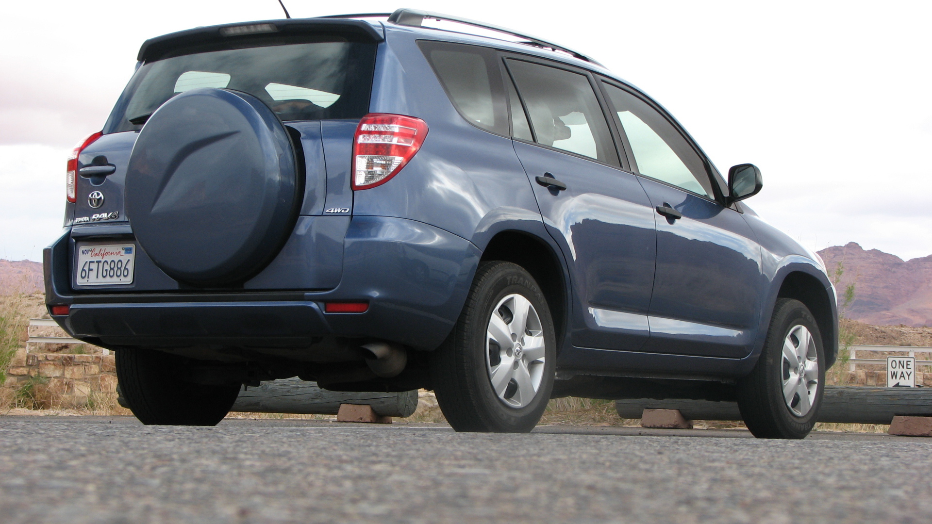 Автомобиль марки Toyota модели RAV4