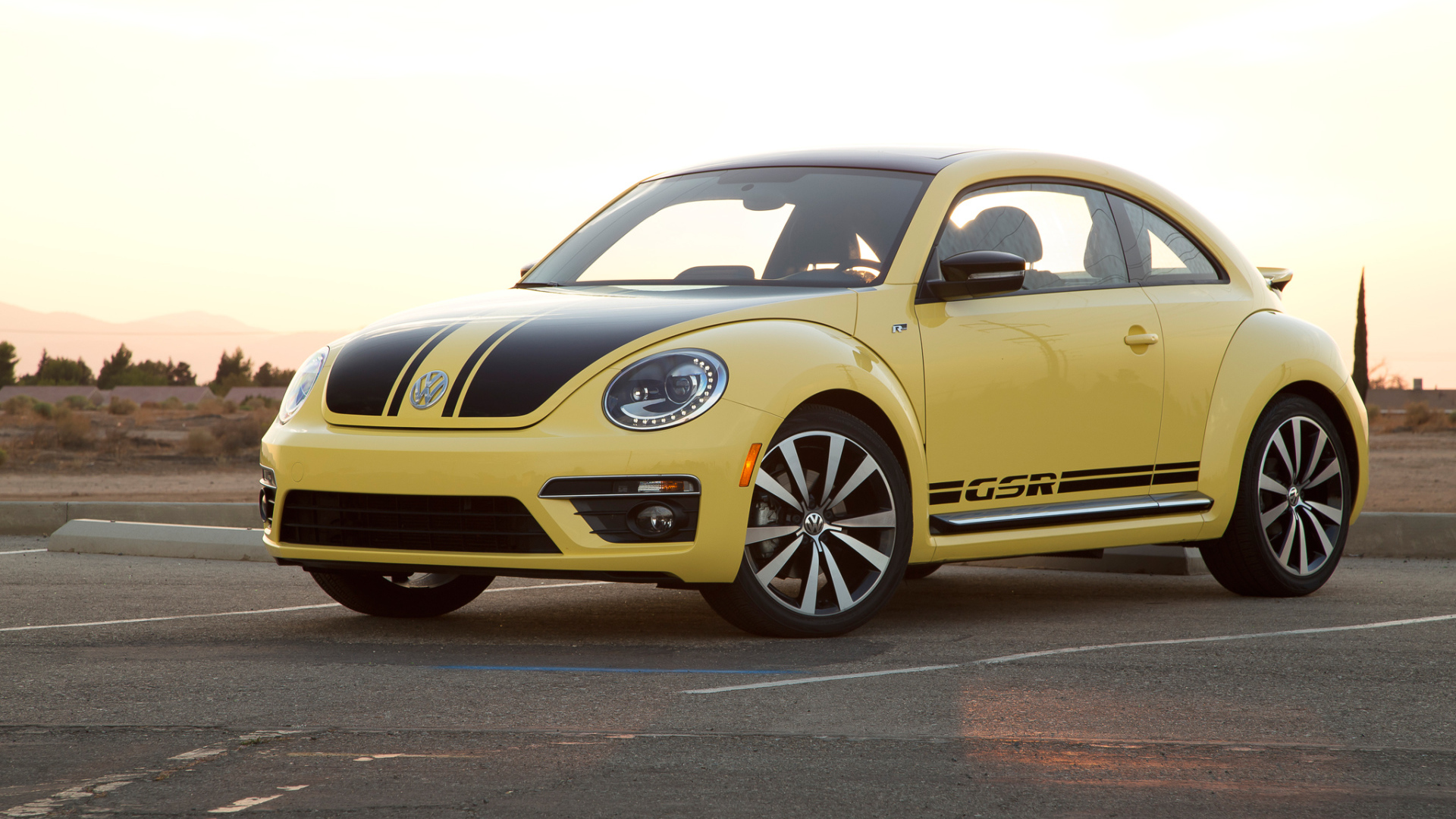 Автомобиль Volkswagen Beetle 2014 на дороге 
