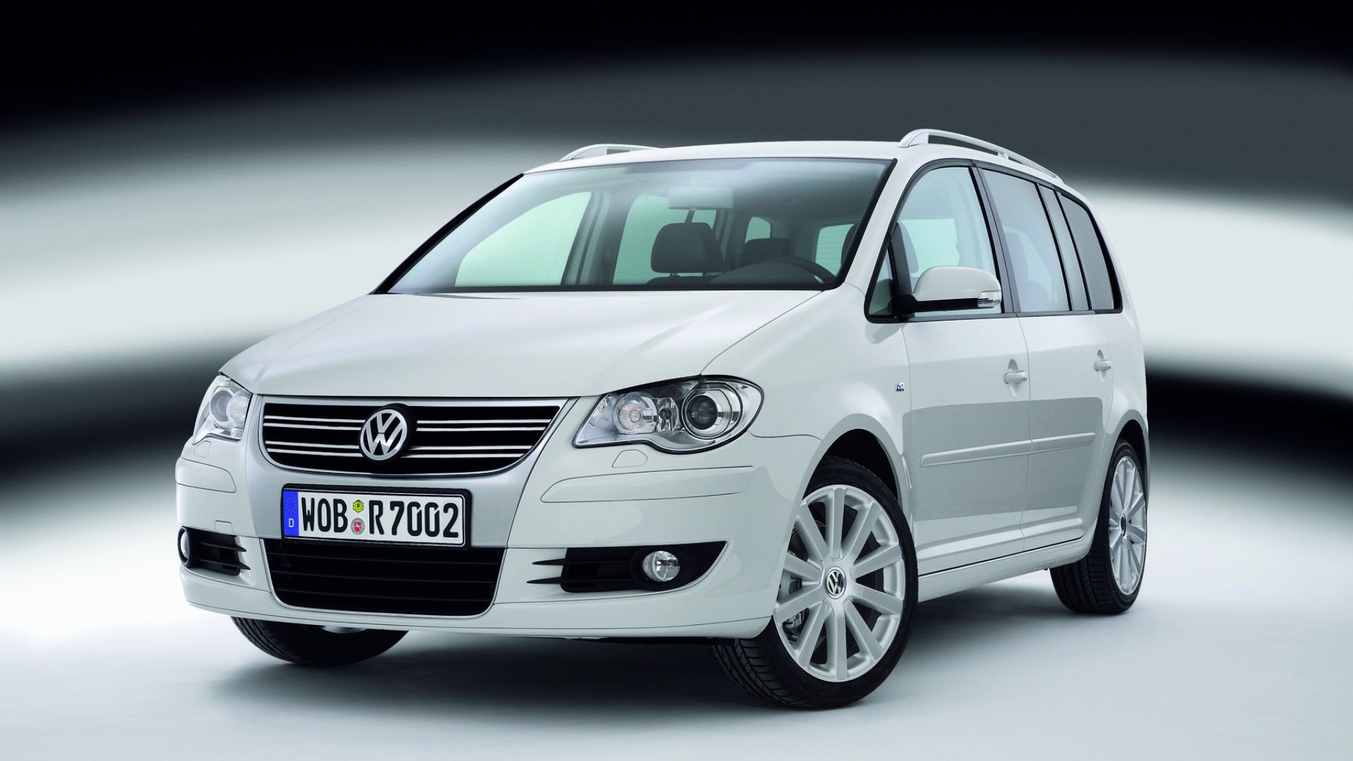 Красивый автомобиль Volkswagen Touran