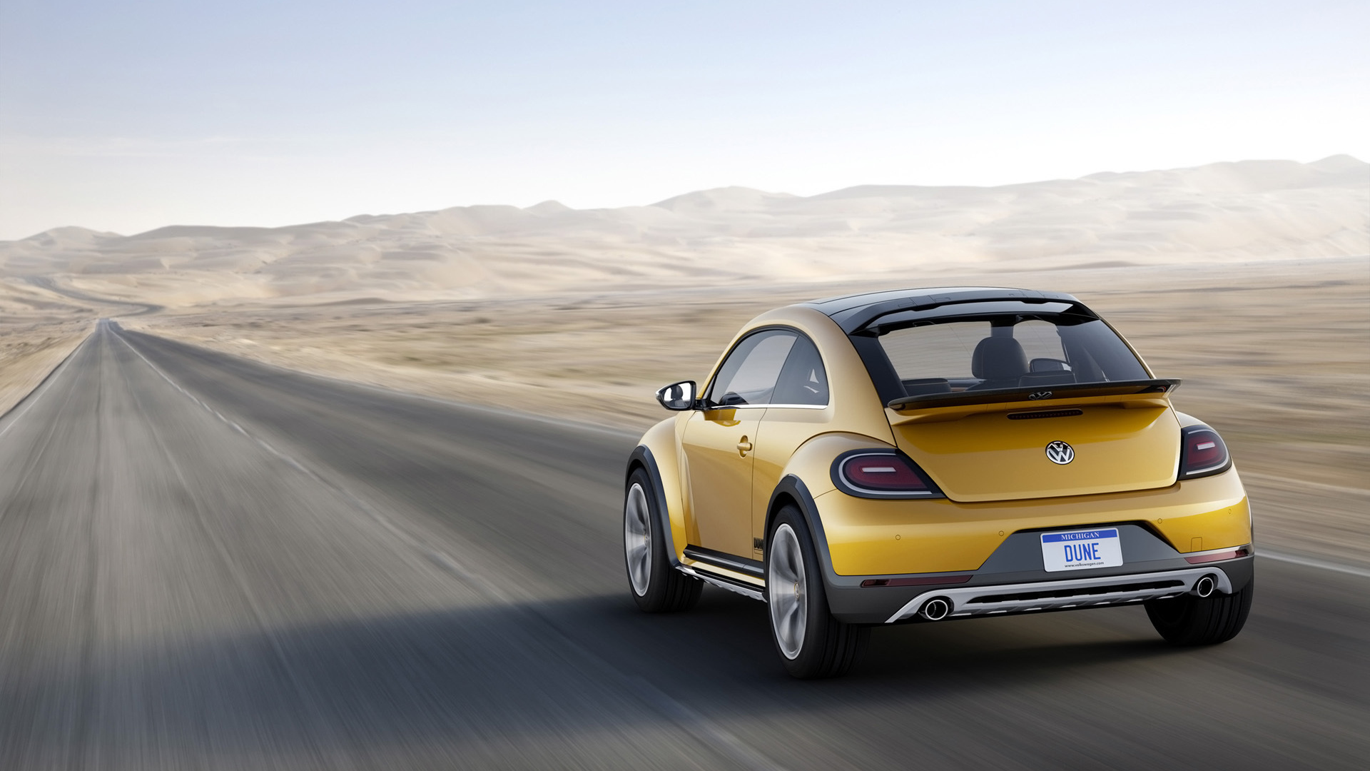 Автомобиль Volkswagen Beetle Dune 2014 на дороге 