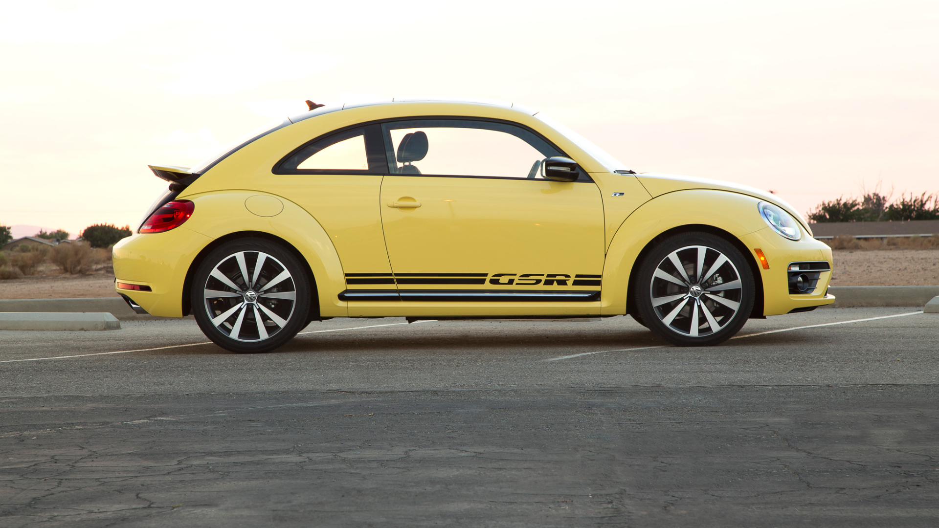 Новая машина Volkswagen Beetle 2014