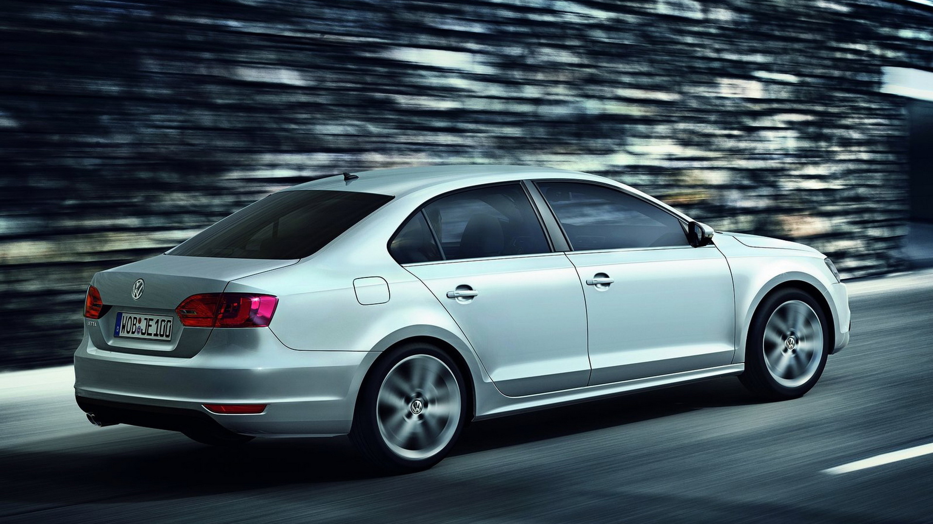 Автомобиль Volkswagen Jetta на дороге