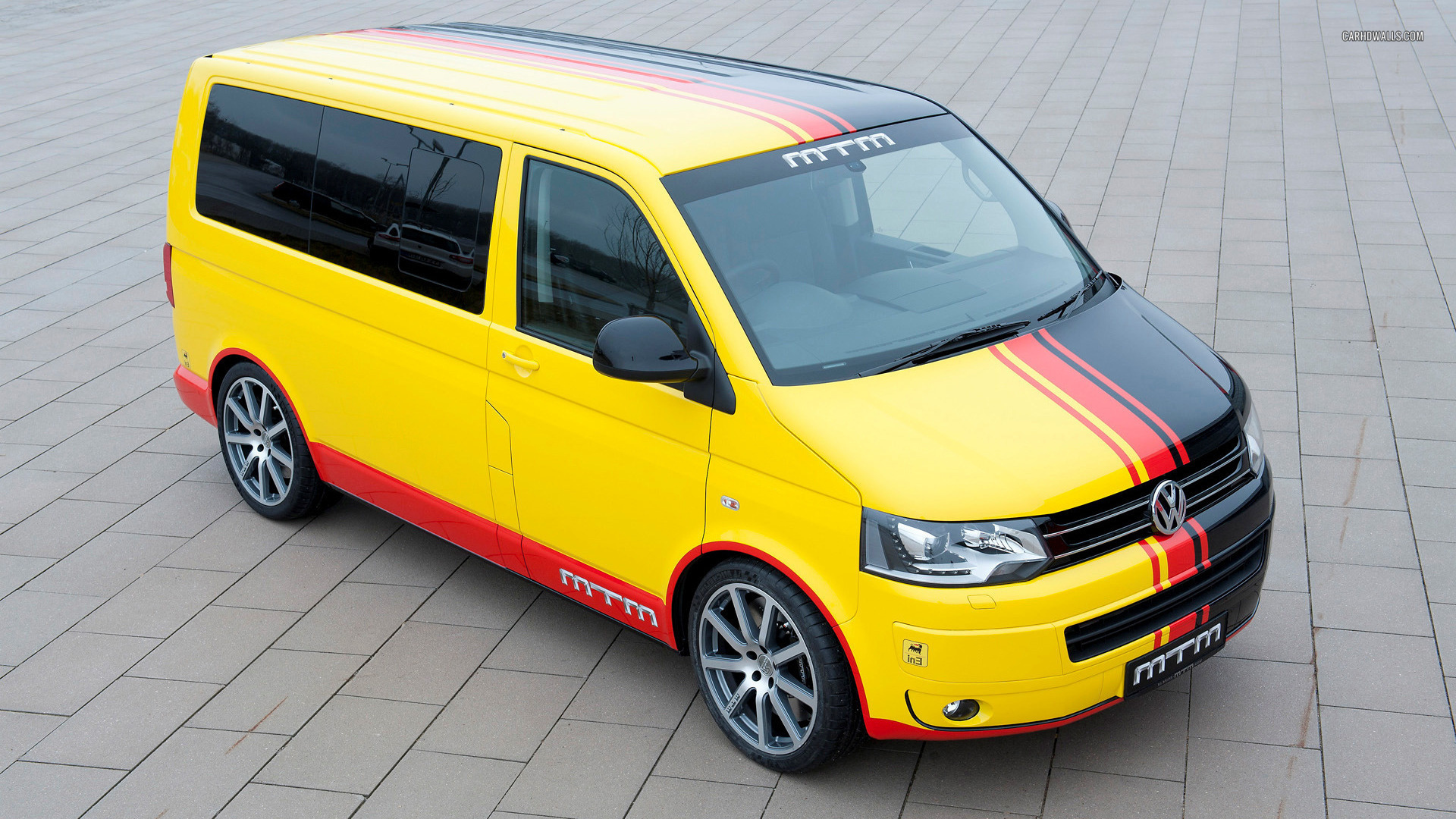 Автомобиль Volkswagen Transporter на дороге