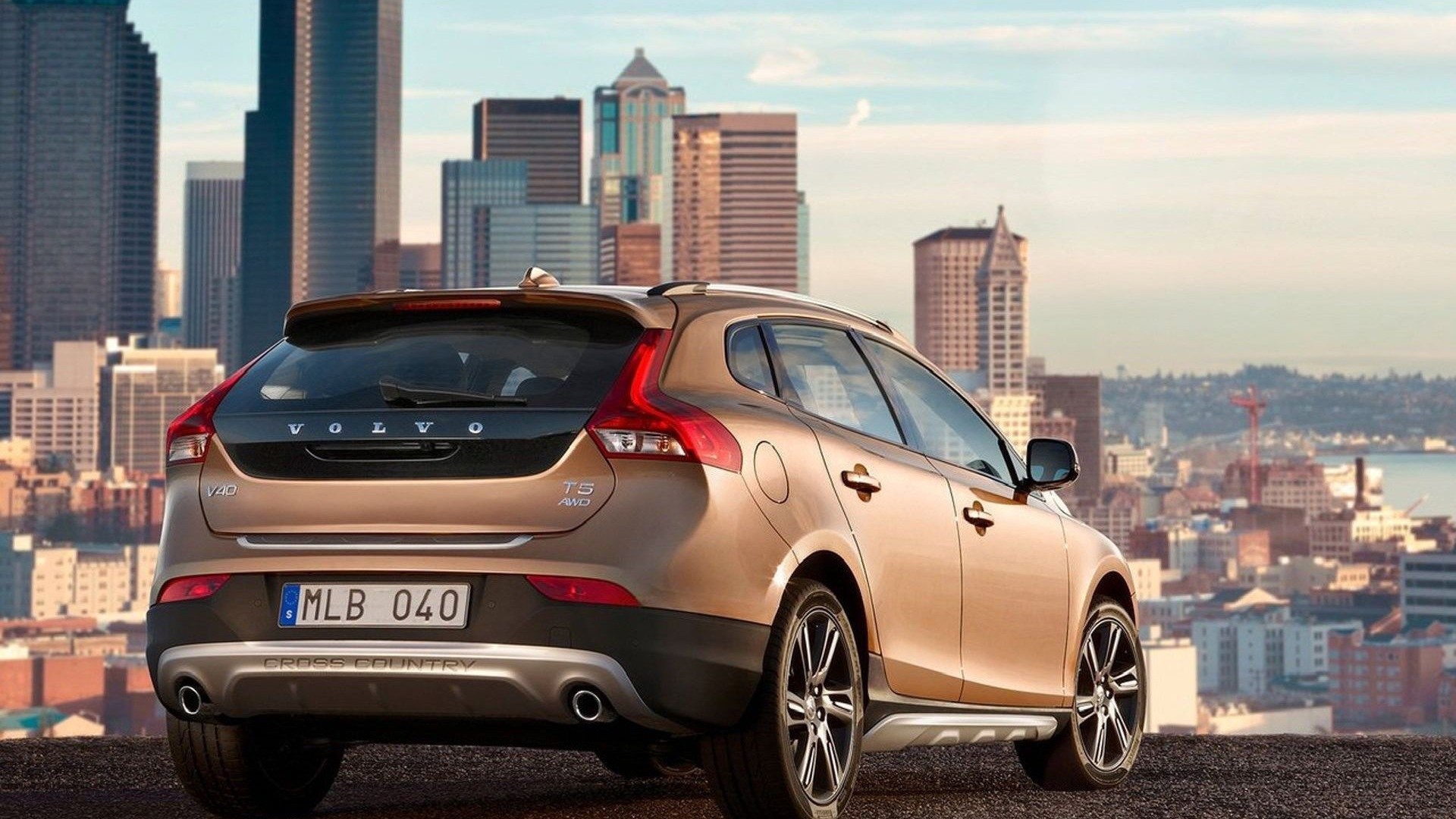 Красивый автомобиль марки Volvo v40 Cross country