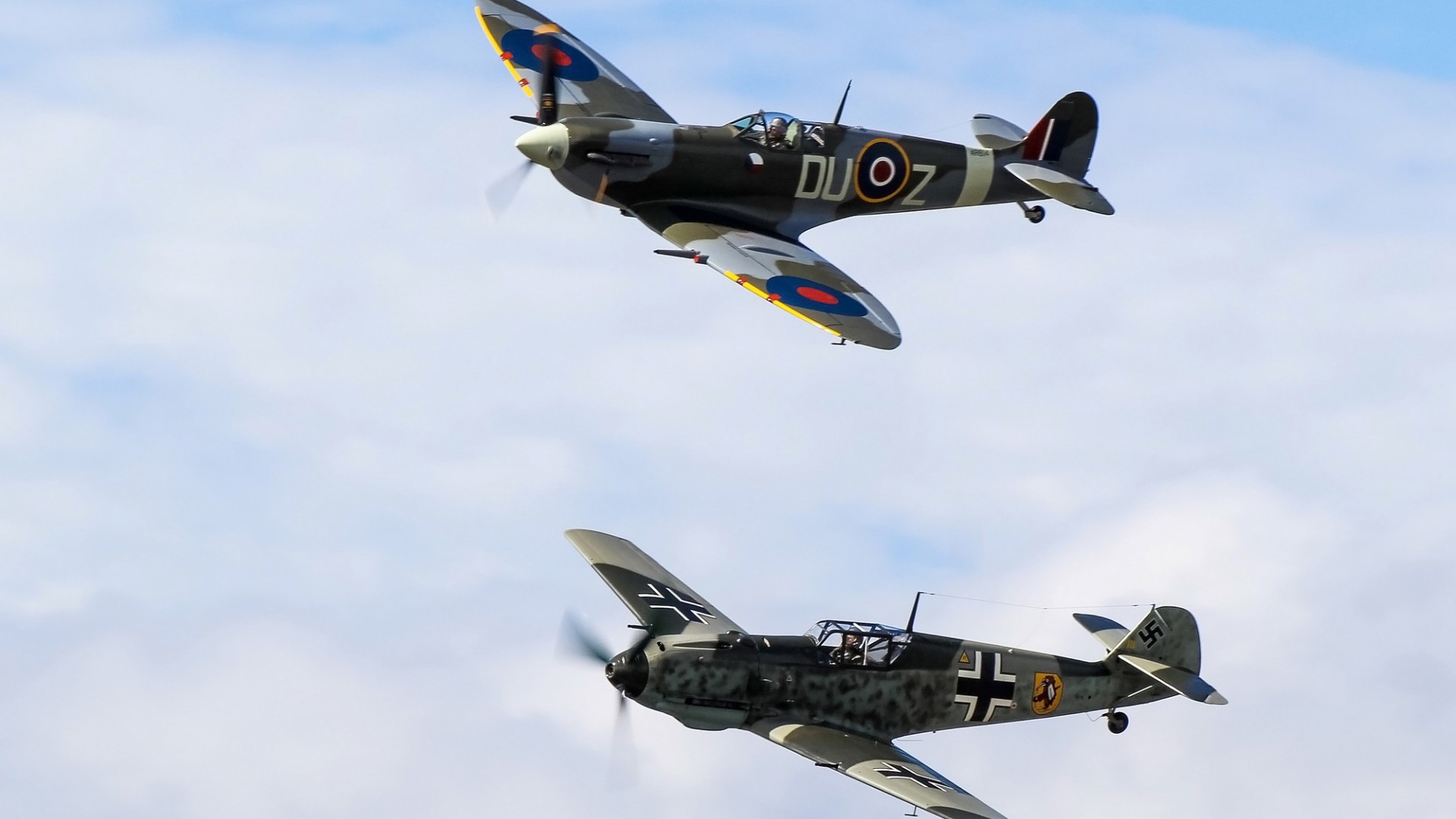 Два самолета противника