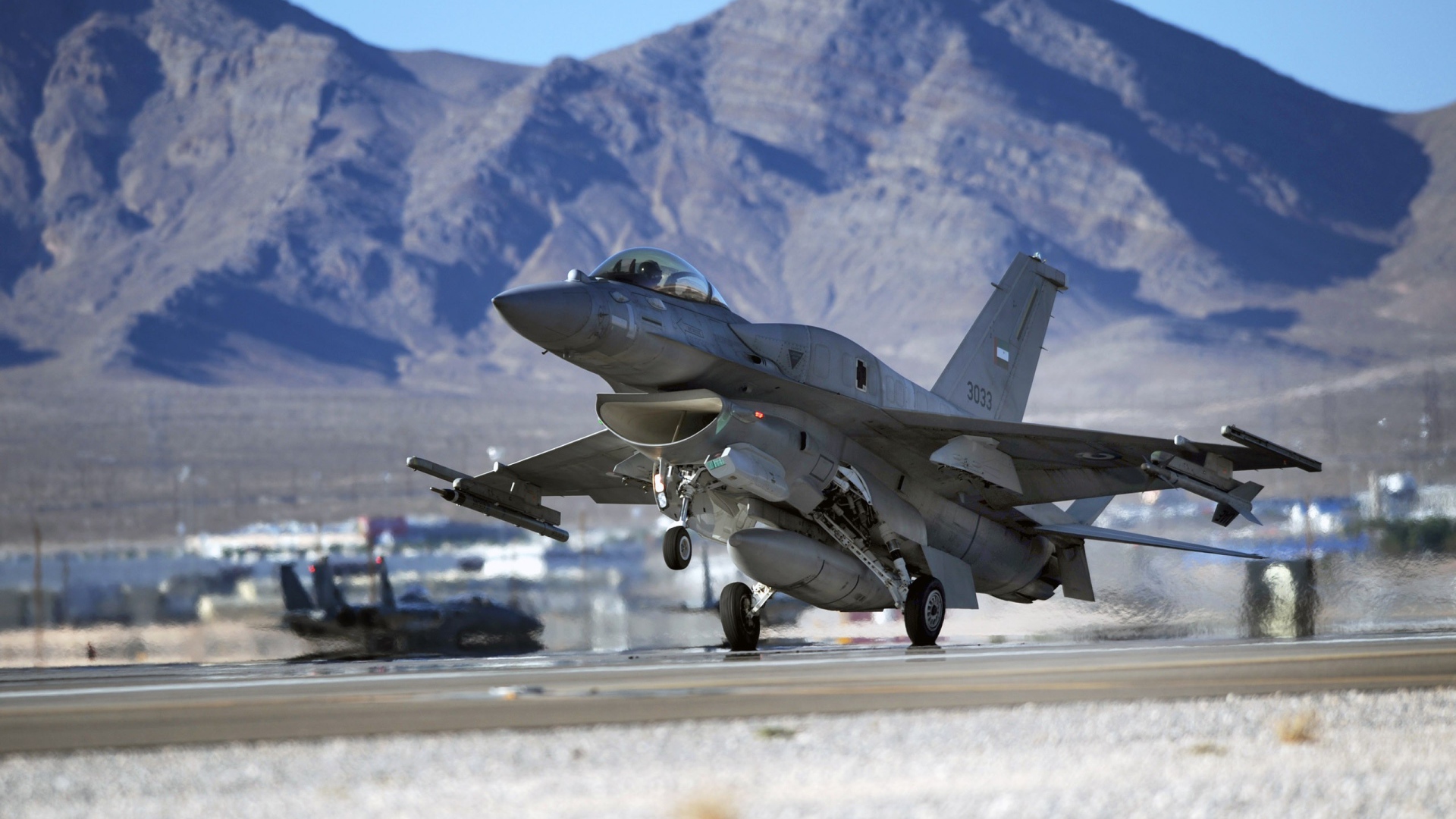 Взлет военного самолета Ф-16