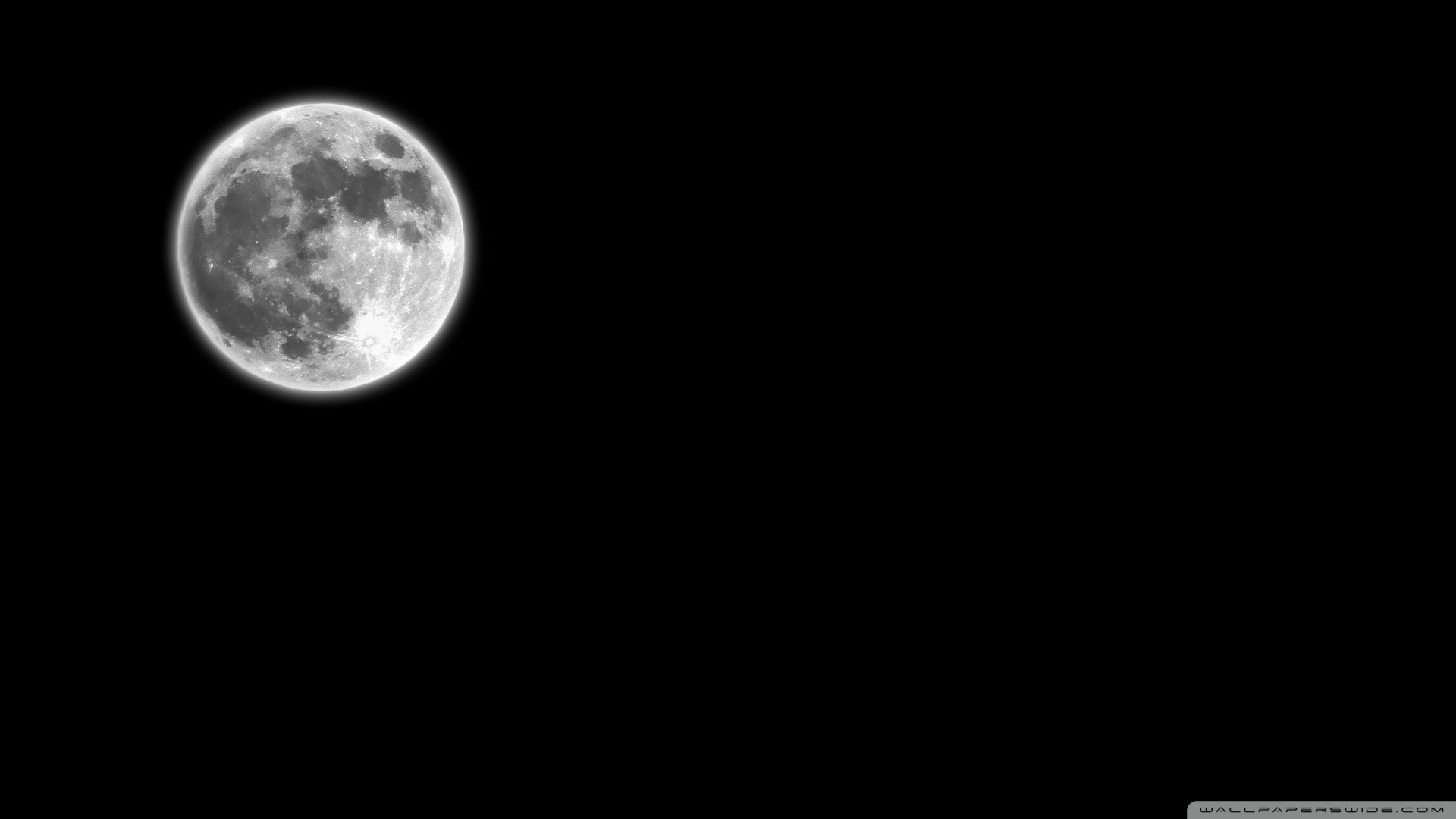 Луна на черных обоях