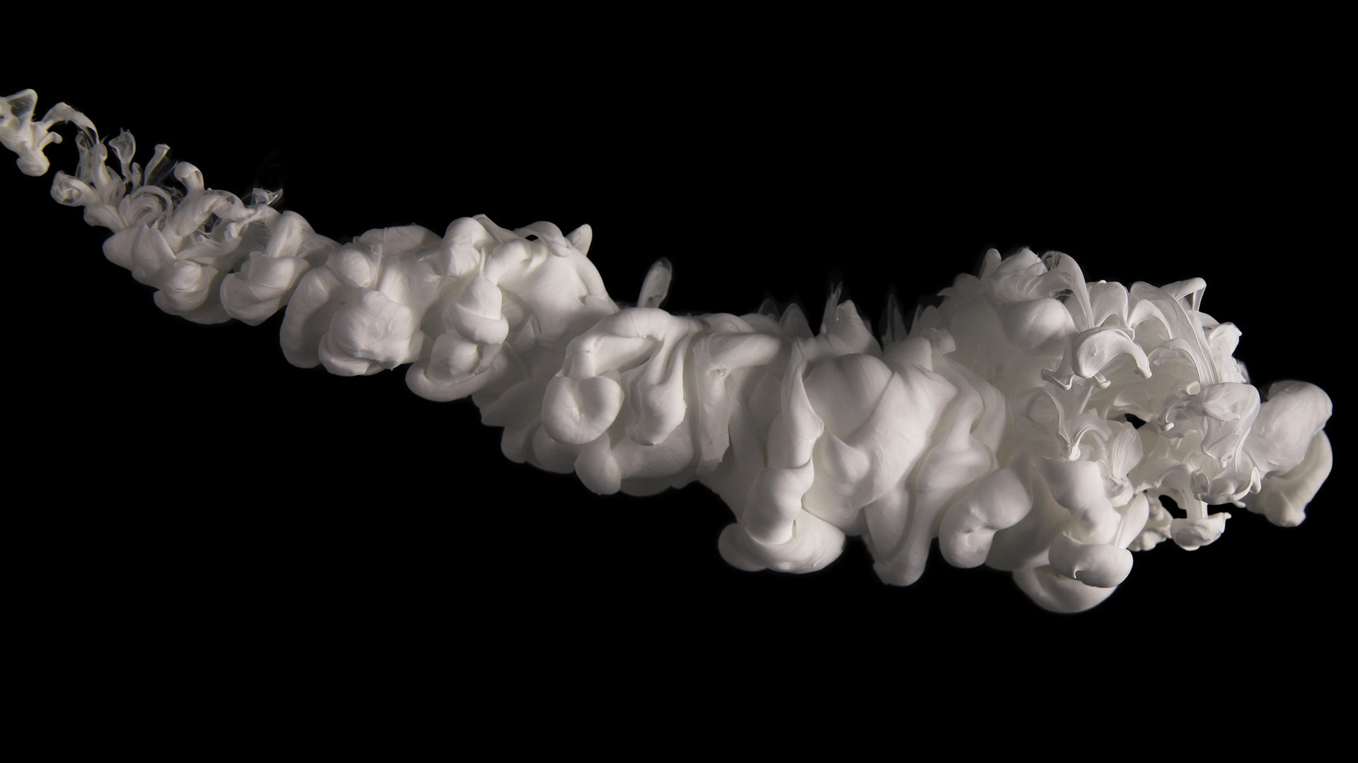 Белый дым на черных обоях