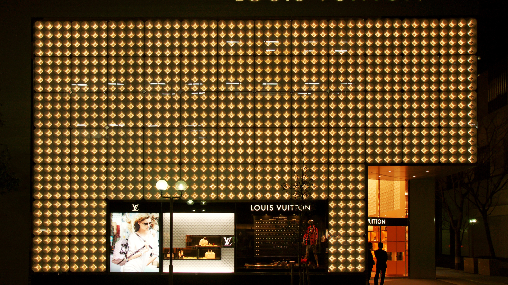 Дорогой бутик Louis Vuitton