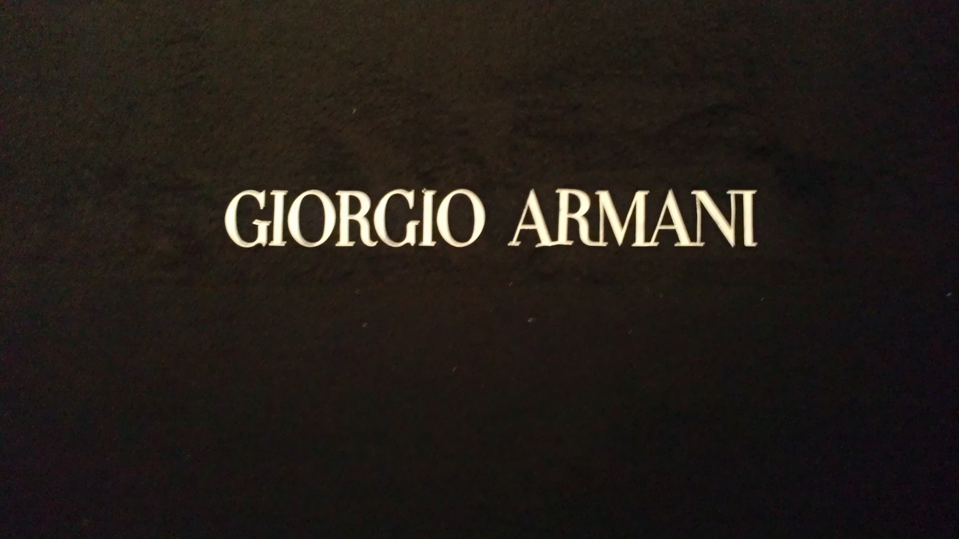 Известный бренд Giorgio Armani