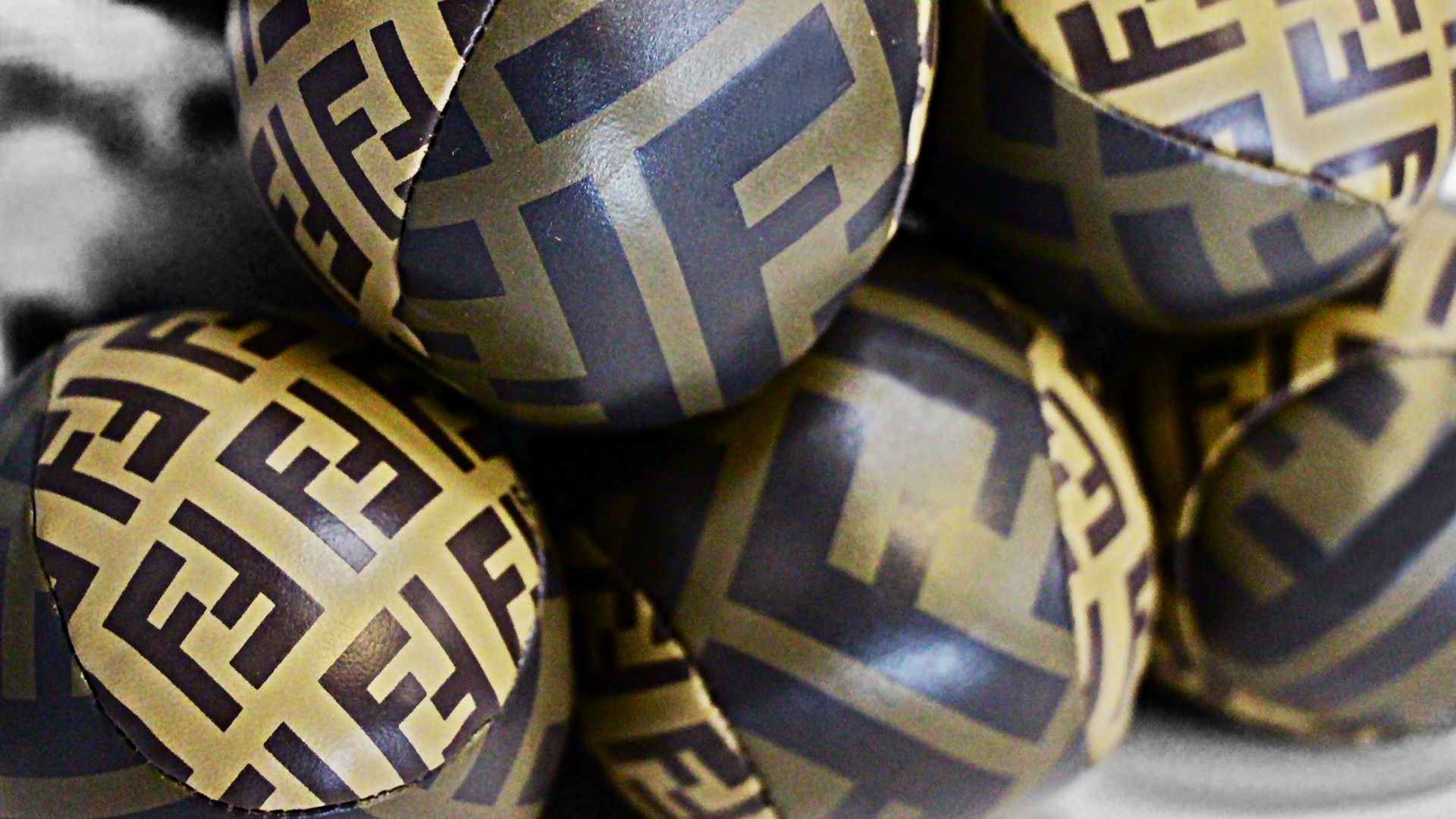 Логотип Fendi на коже