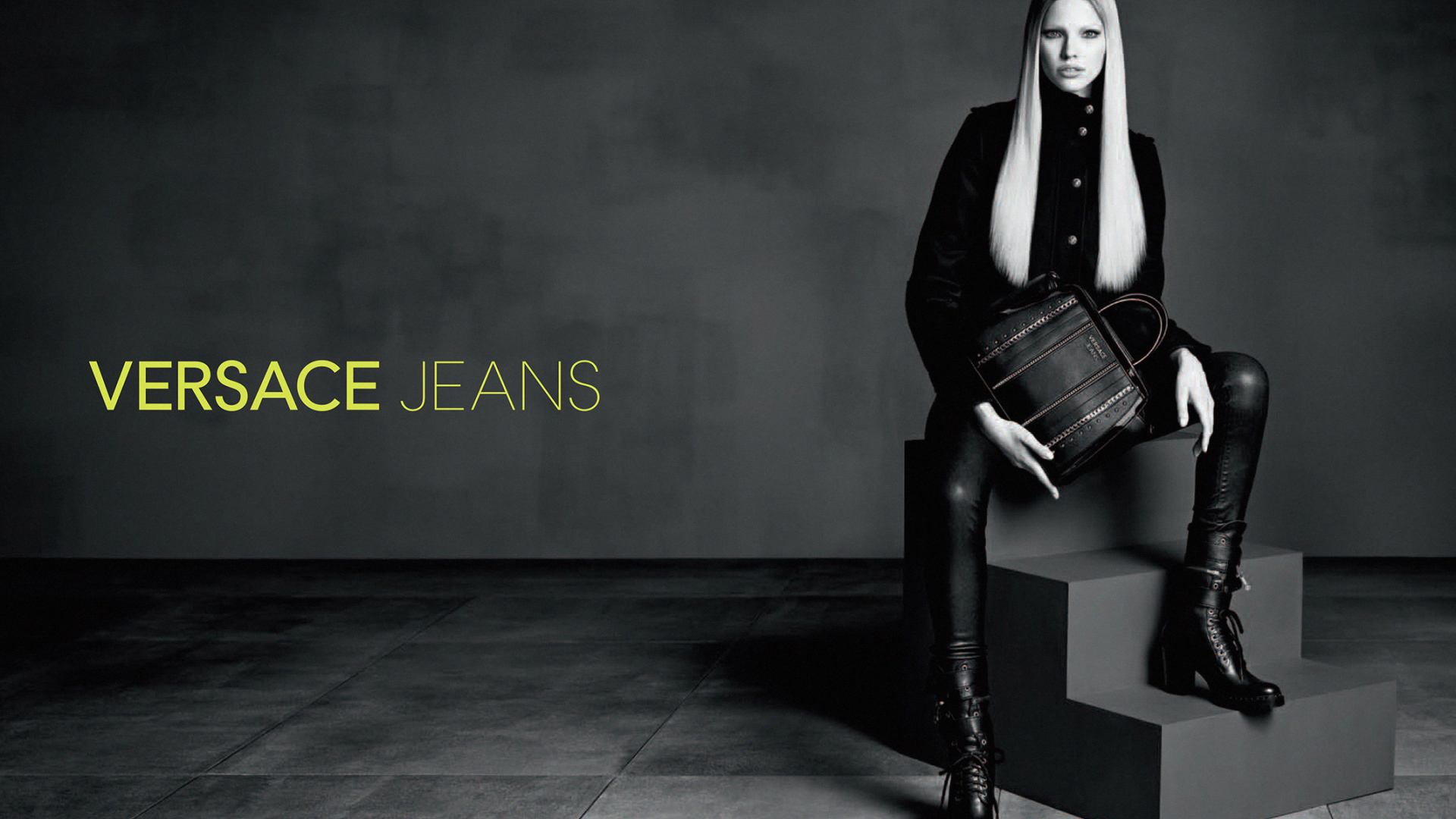 Девушка в джинсах от Versace