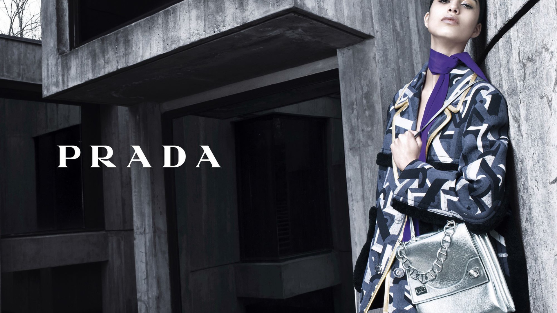 Модель в одежде Prada