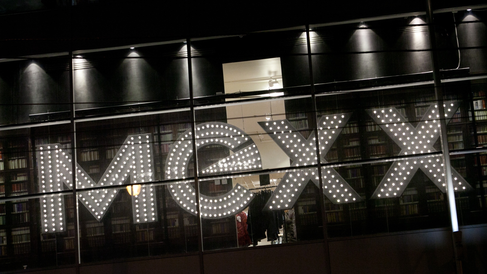 Известный бренд одежды MEXX